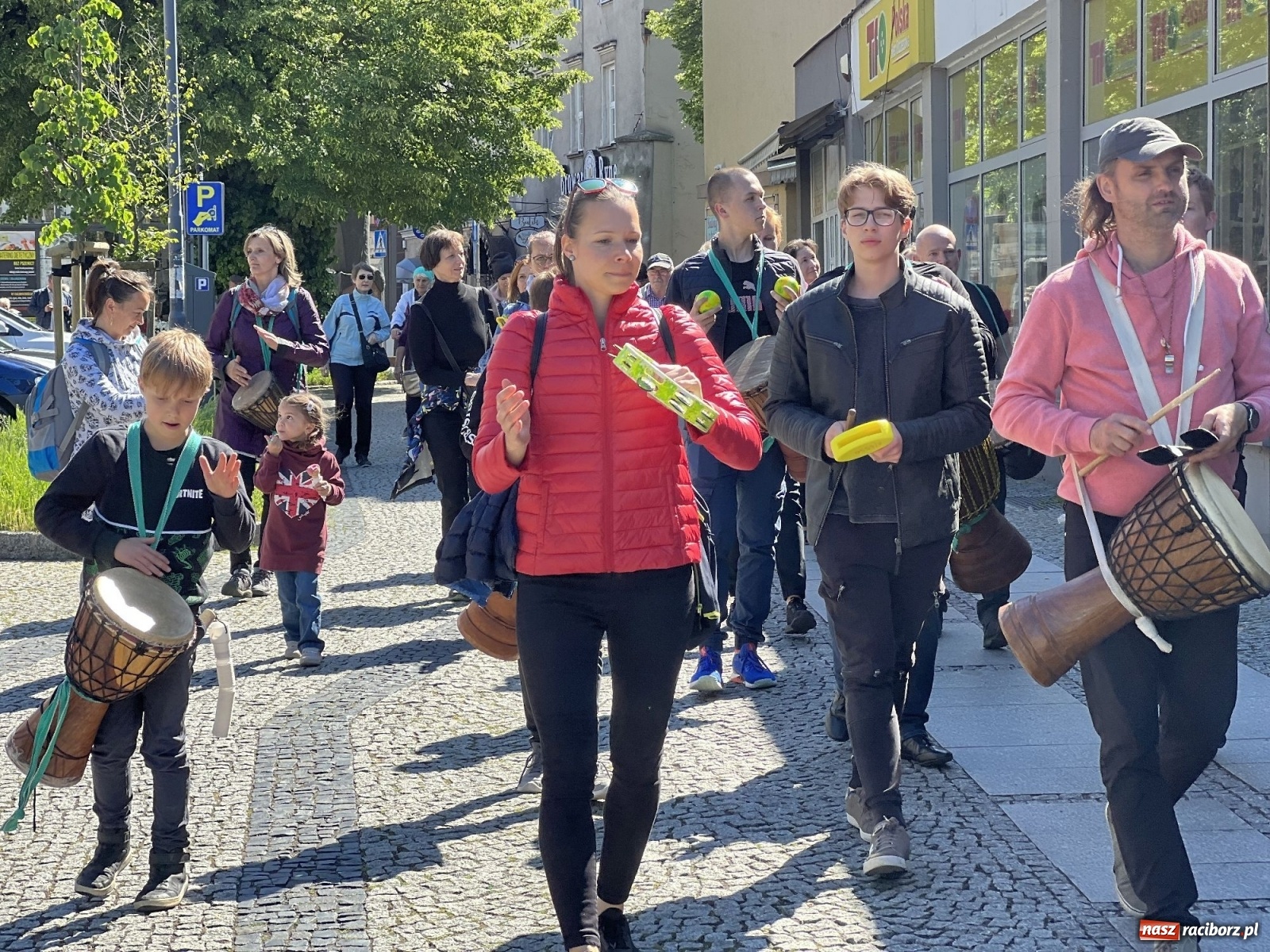 Zdjęcie w galerii na portalu naszraciborz.pl: Bębniarze i cyrkowcy - bulwary oficjalnie otwarte [WIDEO] wiadomości z regionu