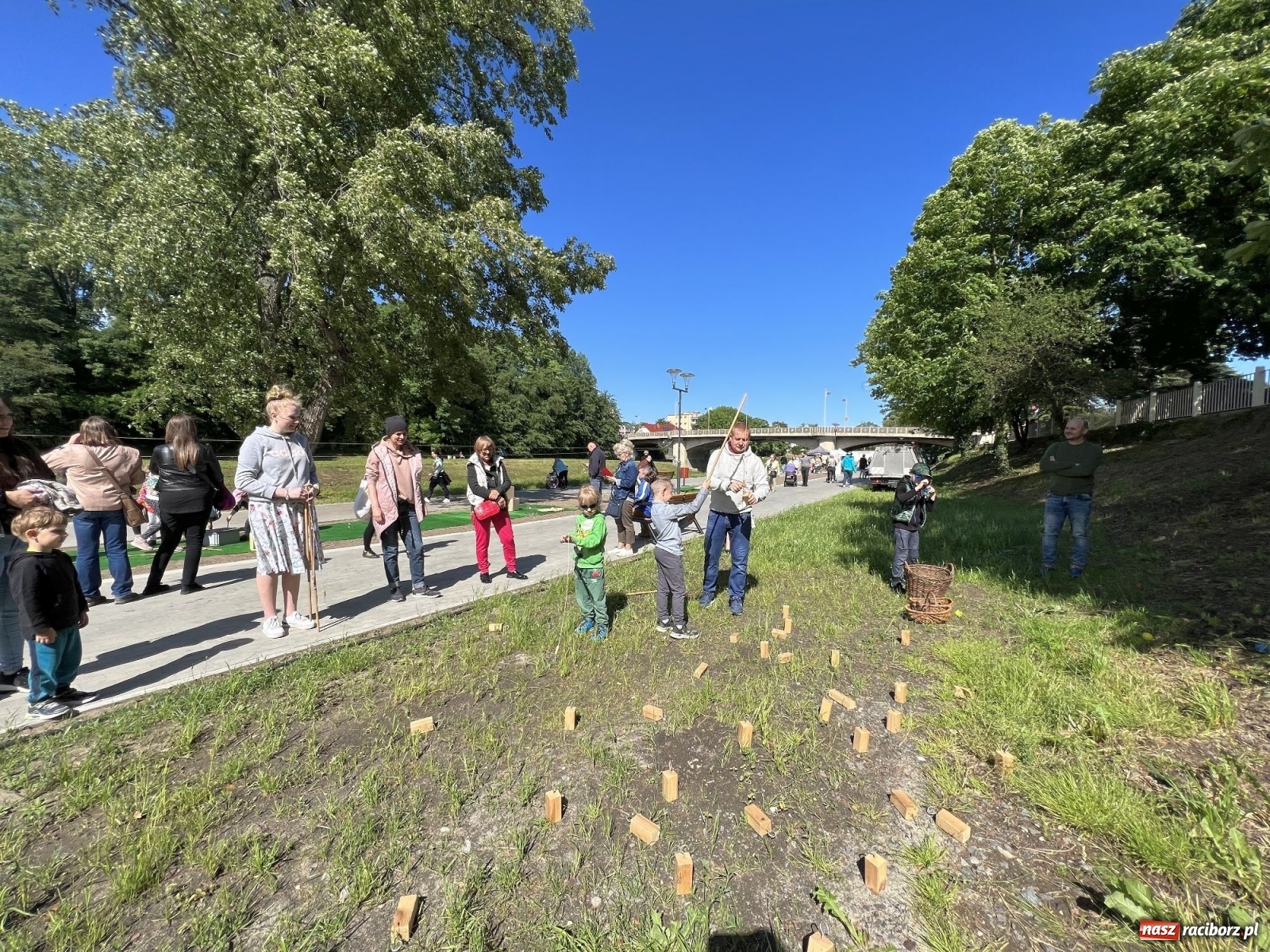 Zdjęcie w galerii na portalu naszraciborz.pl: Bębniarze i cyrkowcy - bulwary oficjalnie otwarte [WIDEO] wiadomości z regionu