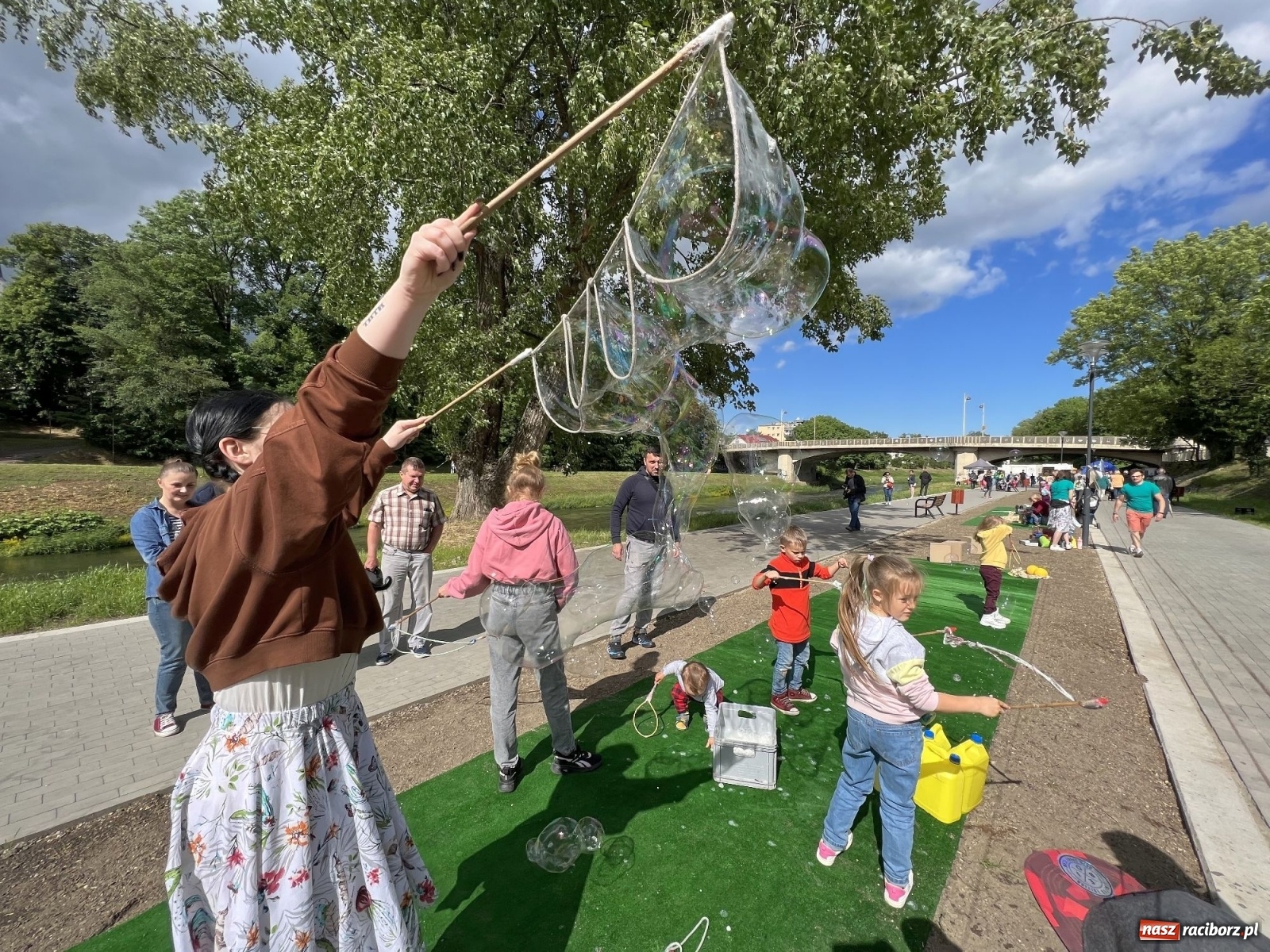 Zdjęcie w galerii na portalu naszraciborz.pl: Bębniarze i cyrkowcy - bulwary oficjalnie otwarte [WIDEO] wiadomości z regionu