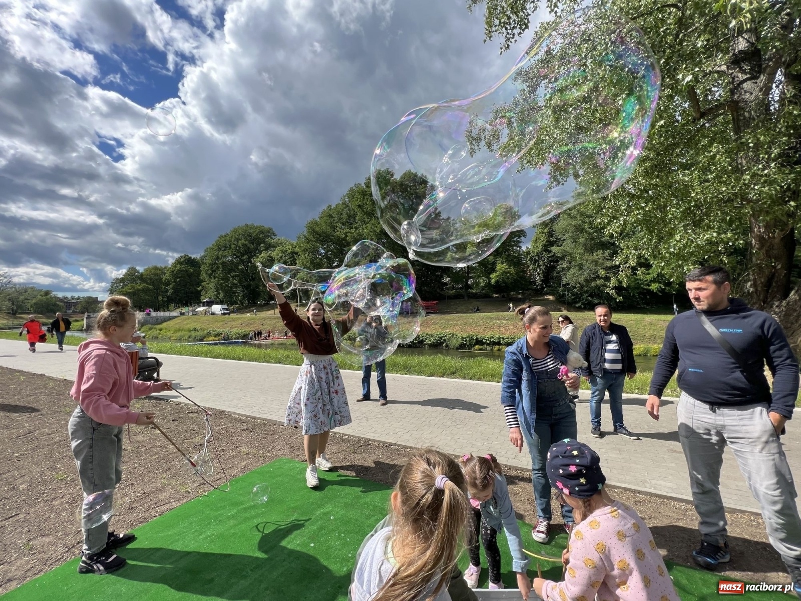 Zdjęcie w galerii na portalu naszraciborz.pl: Bębniarze i cyrkowcy - bulwary oficjalnie otwarte [WIDEO] wiadomości z regionu