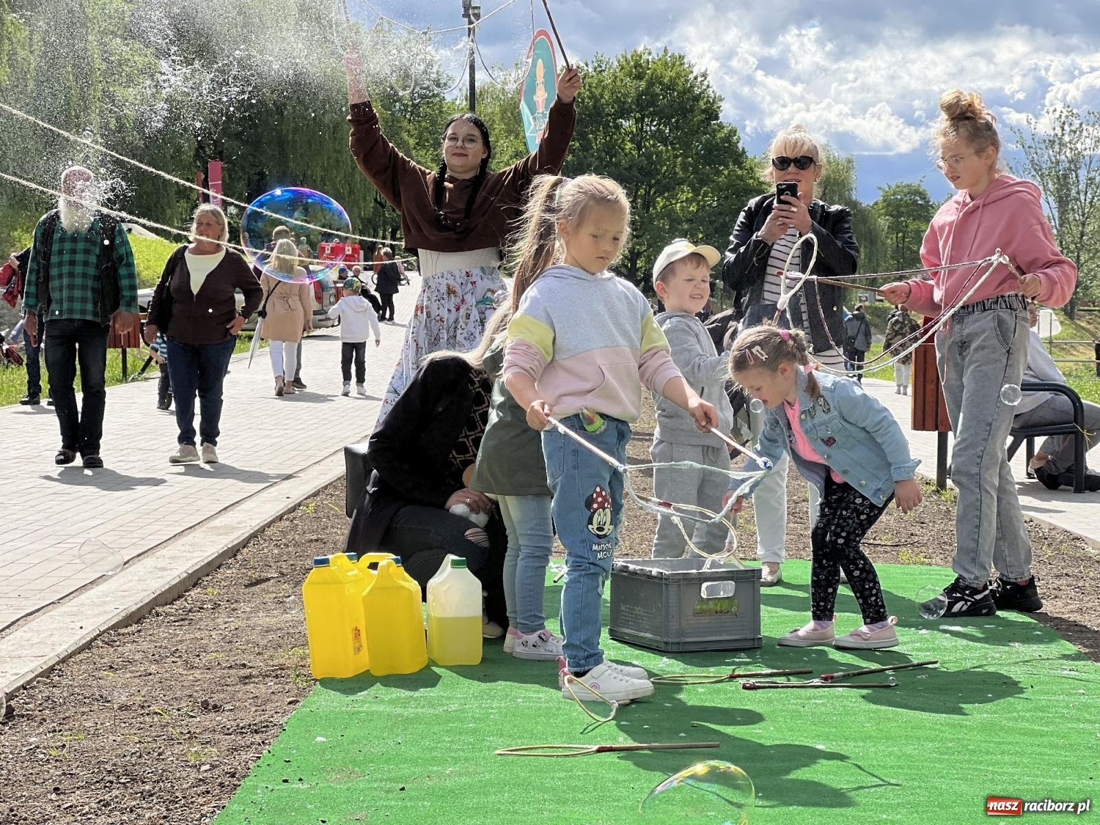 Zdjęcie w galerii na portalu naszraciborz.pl: Bębniarze i cyrkowcy - bulwary oficjalnie otwarte [WIDEO] wiadomości z regionu