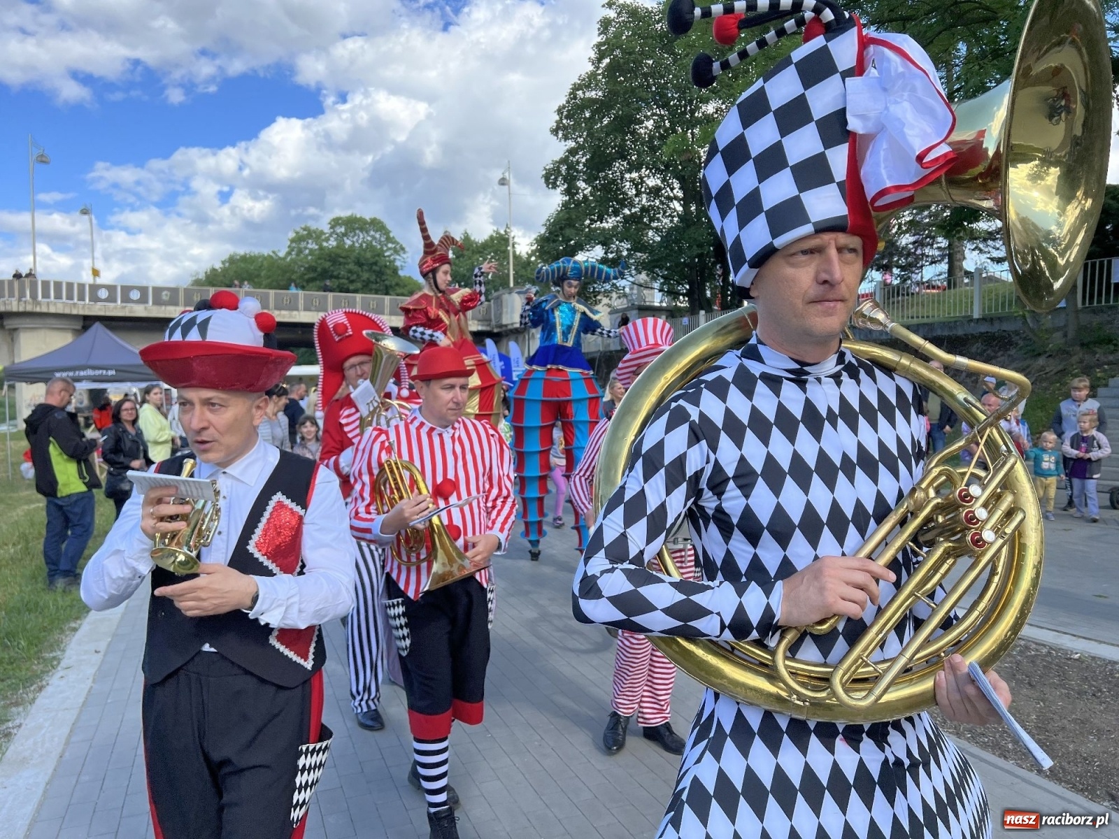 Zdjęcie w galerii na portalu naszraciborz.pl: Bębniarze i cyrkowcy - bulwary oficjalnie otwarte [WIDEO] wiadomości z regionu
