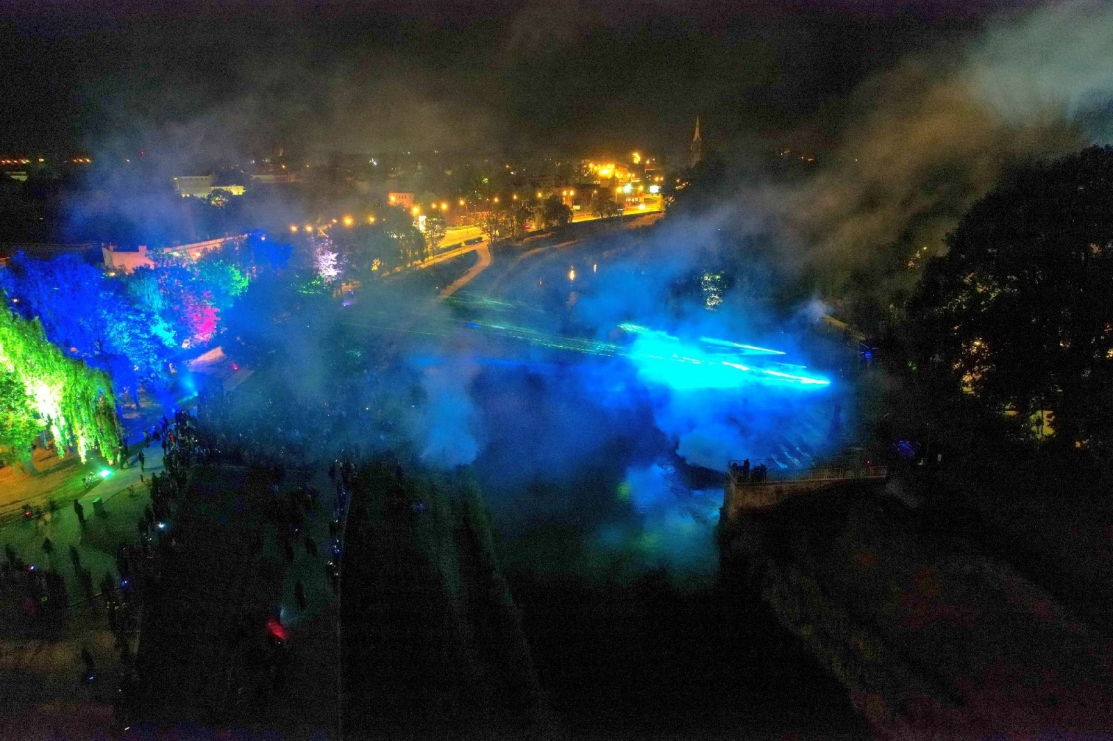 Zdjęcie w galerii na portalu naszraciborz.pl: Pokazy laserowe na bulwarach - zdjęcia z drona wiadomości z regionu