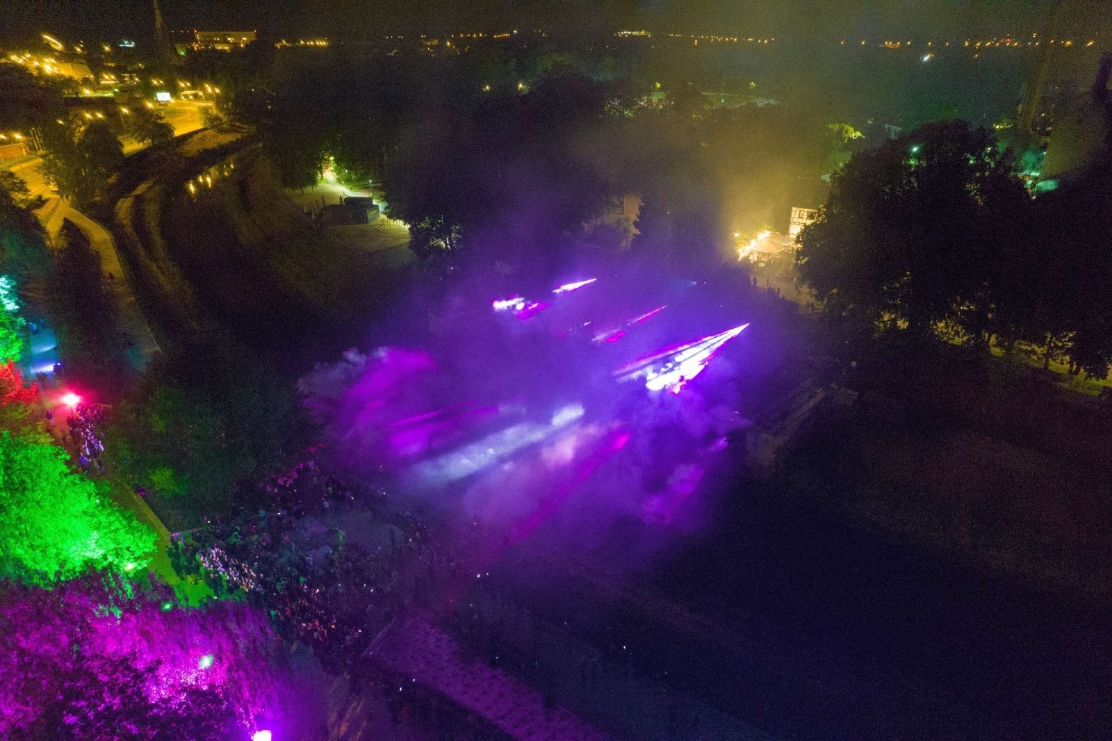 Zdjęcie w galerii na portalu naszraciborz.pl: Pokazy laserowe na bulwarach - zdjęcia z drona wiadomości z regionu