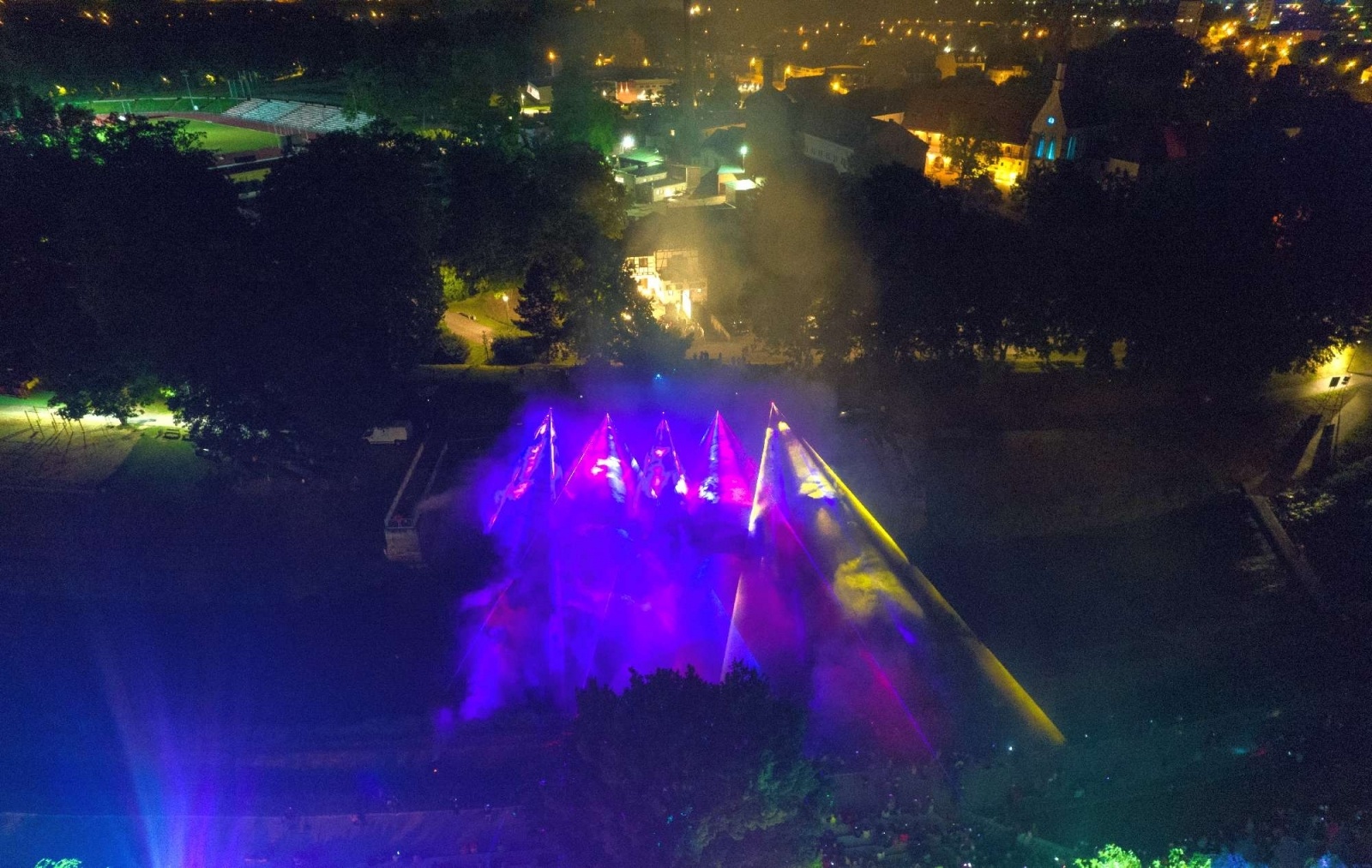 Zdjęcie w galerii na portalu naszraciborz.pl: Pokazy laserowe na bulwarach - zdjęcia z drona wiadomości z regionu