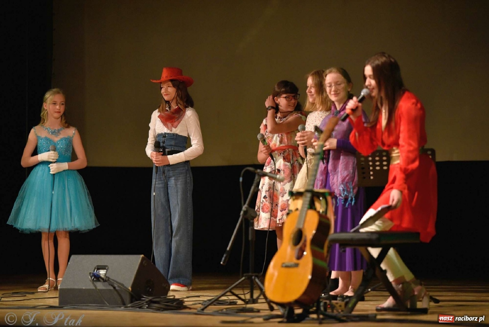 Zdjęcie w galerii na portalu naszraciborz.pl: Bajkowa muzyczna podróż z Perspektywą wiadomości z regionu