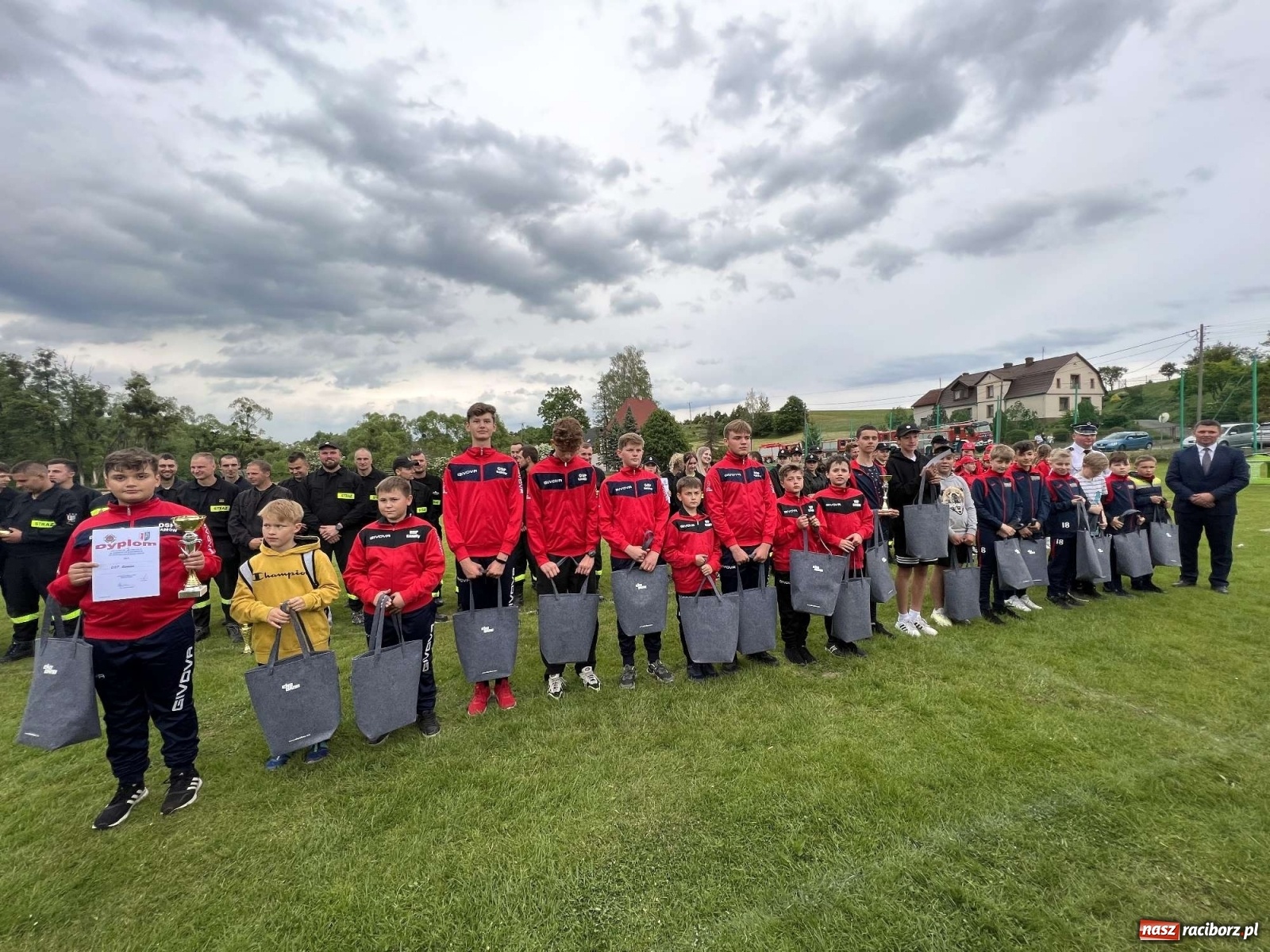 Zdjęcie w galerii na portalu naszraciborz.pl: Modzurów i Rudnik triumfują w gminnych zawodach sportowo-pożarniczych [FOTO i WIDEO] wiadomości z regionu
