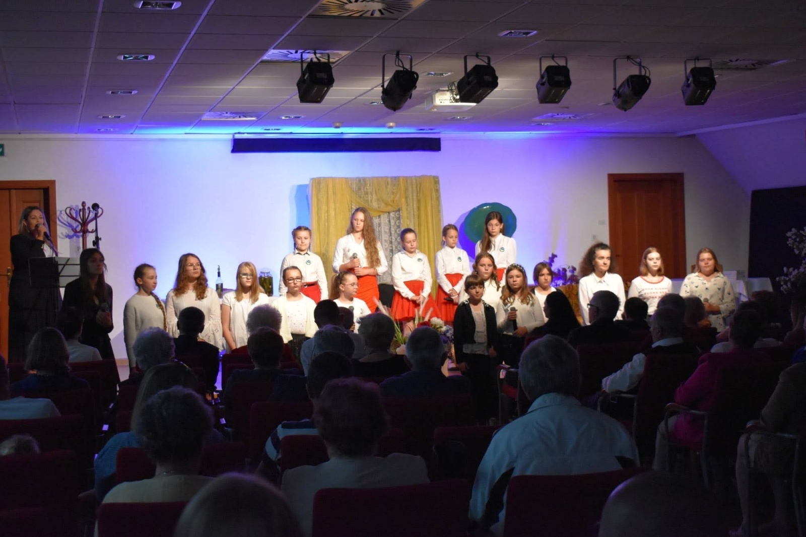 Zdjęcie w galerii na portalu naszraciborz.pl: Wolność dla Ukrainy, Lwowska domówka i spotkanie z prof. Stanisławem Sławomirem Nicieją na zamku wiadomości z regionu