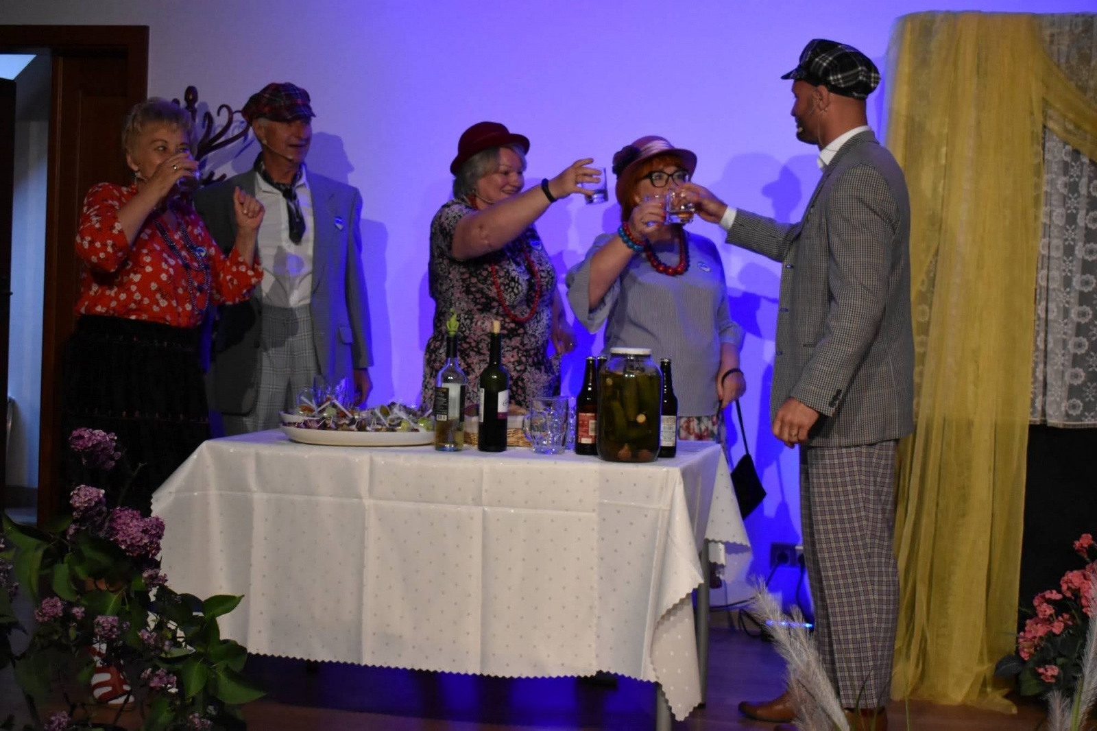 Zdjęcie w galerii na portalu naszraciborz.pl: Wolność dla Ukrainy, Lwowska domówka i spotkanie z prof. Stanisławem Sławomirem Nicieją na zamku wiadomości z regionu