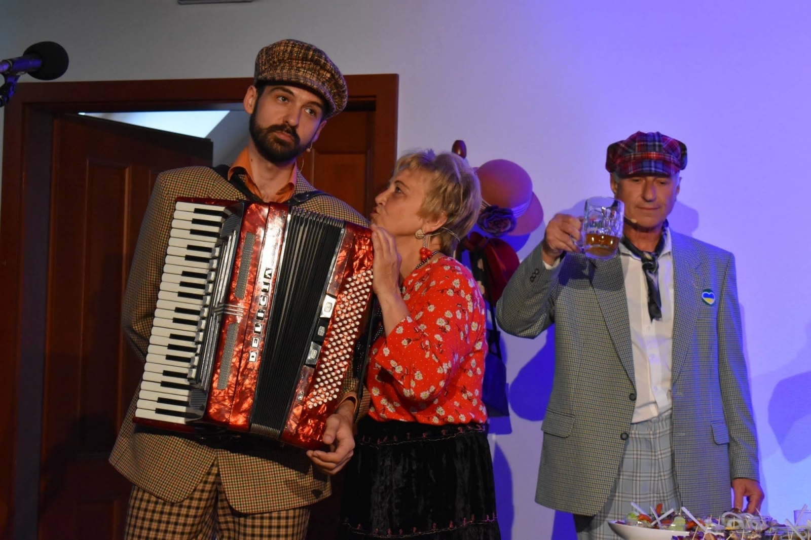 Zdjęcie w galerii na portalu naszraciborz.pl: Wolność dla Ukrainy, Lwowska domówka i spotkanie z prof. Stanisławem Sławomirem Nicieją na zamku wiadomości z regionu