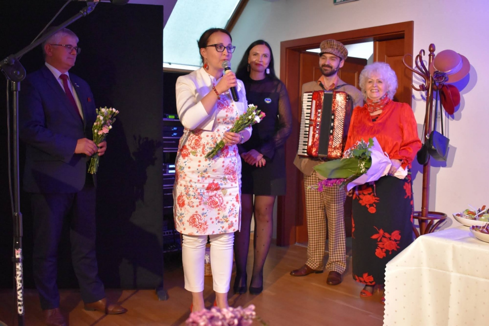 Zdjęcie w galerii na portalu naszraciborz.pl: Wolność dla Ukrainy, Lwowska domówka i spotkanie z prof. Stanisławem Sławomirem Nicieją na zamku wiadomości z regionu