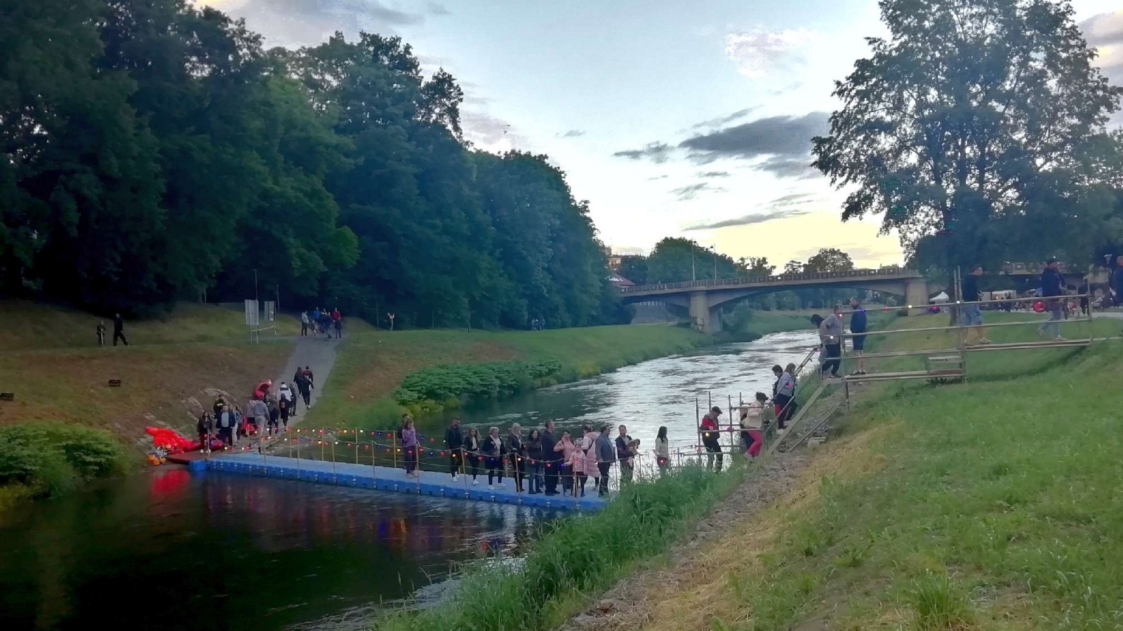 Zdjęcie w galerii na portalu naszraciborz.pl: Z redakcyjnej poczty. Strażacy pokazali, że mały most jest potrzebny wiadomości z regionu