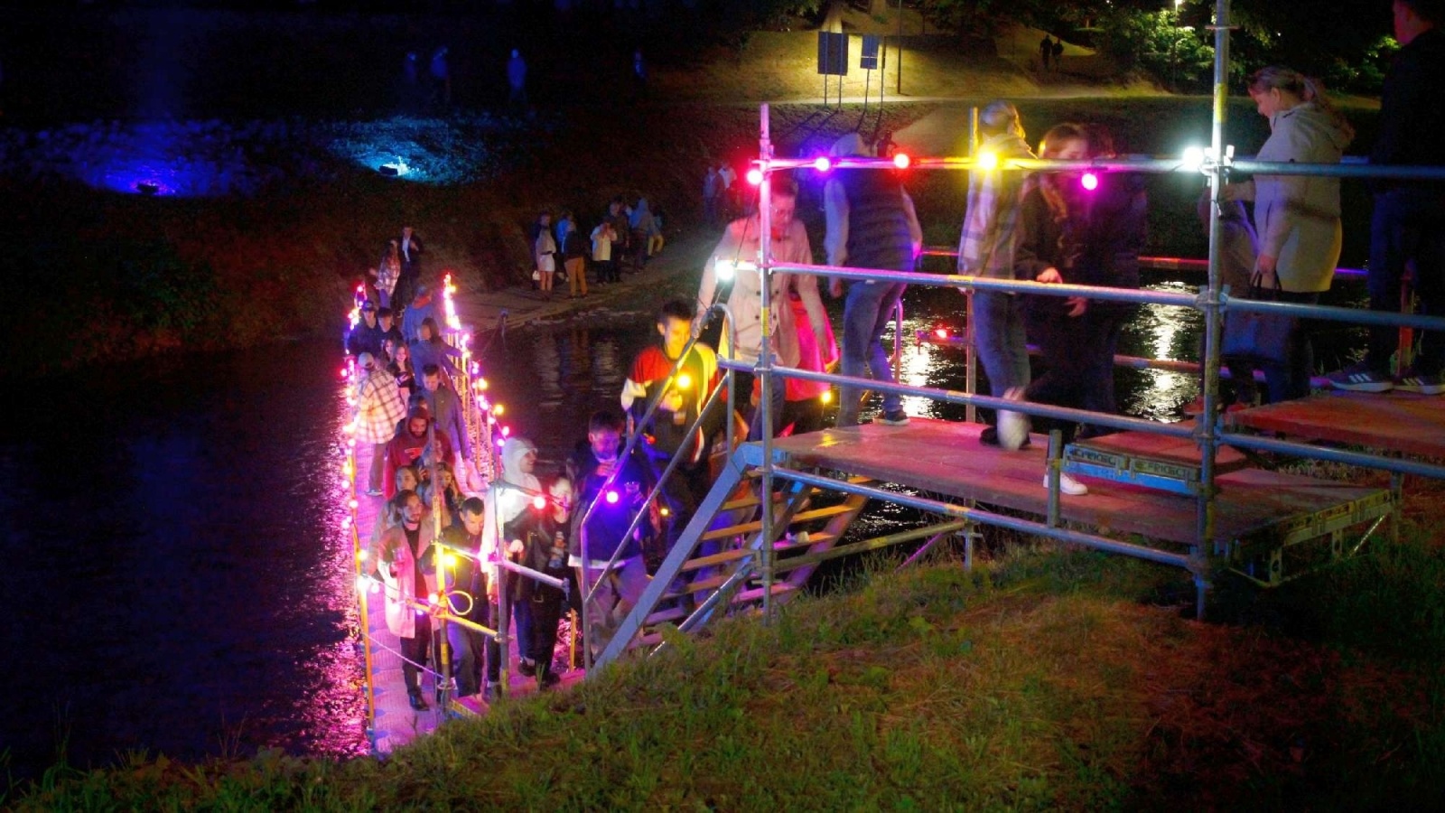 Zdjęcie w galerii na portalu naszraciborz.pl: Z redakcyjnej poczty. Strażacy pokazali, że mały most jest potrzebny wiadomości z regionu