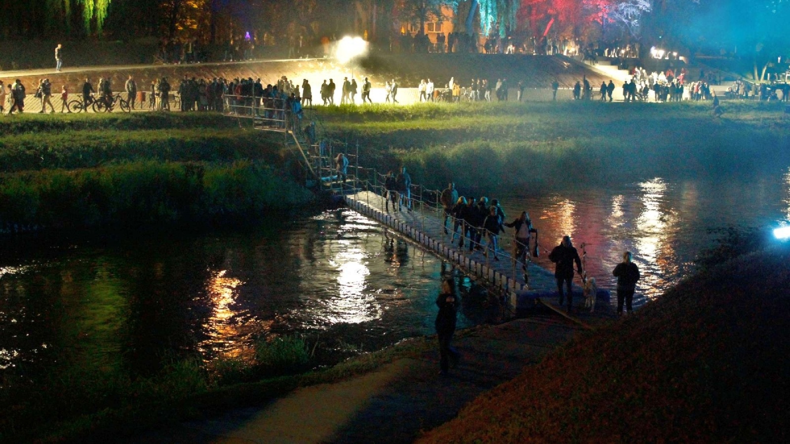 Zdjęcie w galerii na portalu naszraciborz.pl: Z redakcyjnej poczty. Strażacy pokazali, że mały most jest potrzebny wiadomości z regionu