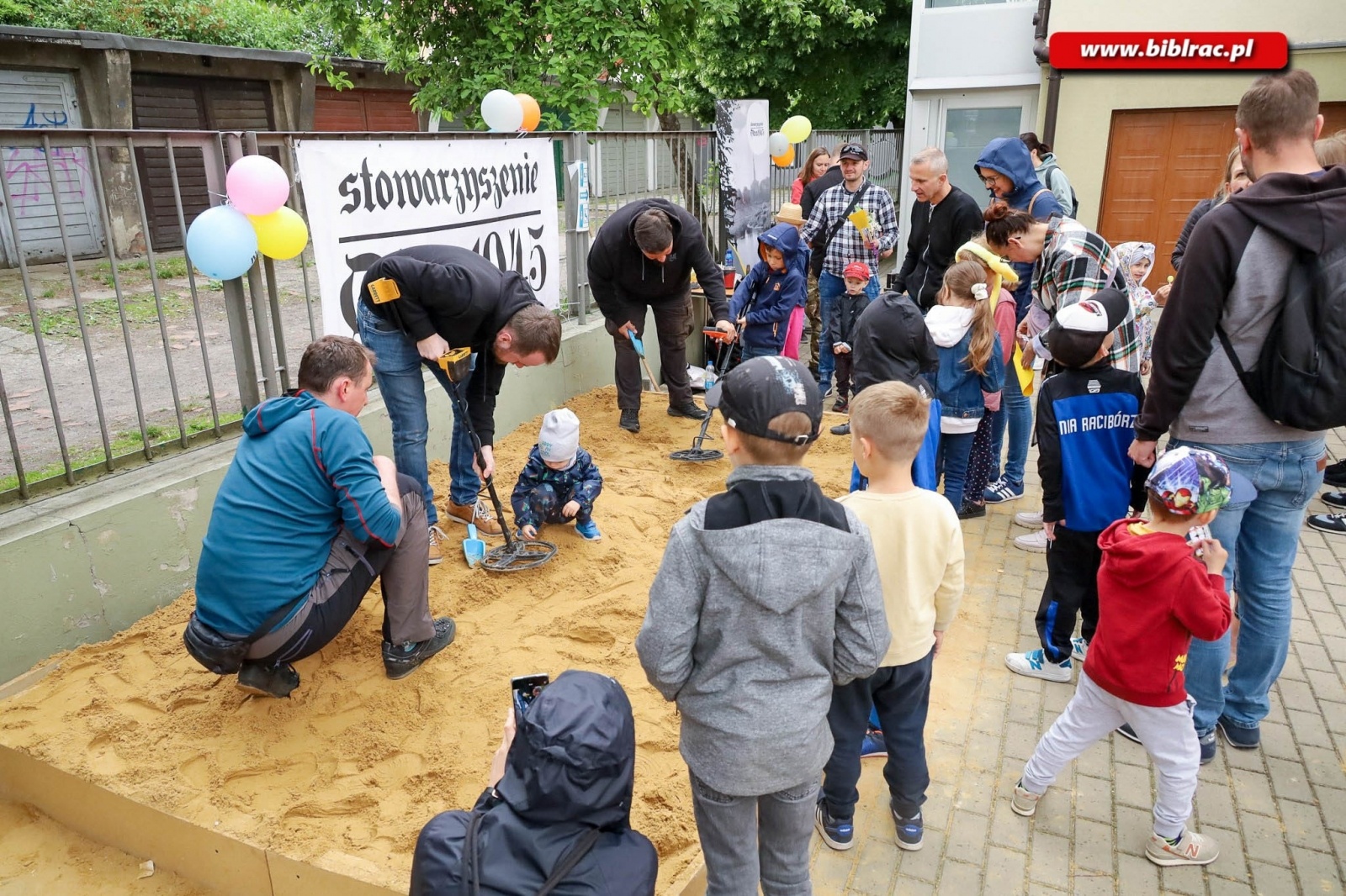 Zdjęcie w galerii na portalu naszraciborz.pl: Biblioteczny Dzień Dziecka z książką, piłką, historią i przyrodą wiadomości z regionu