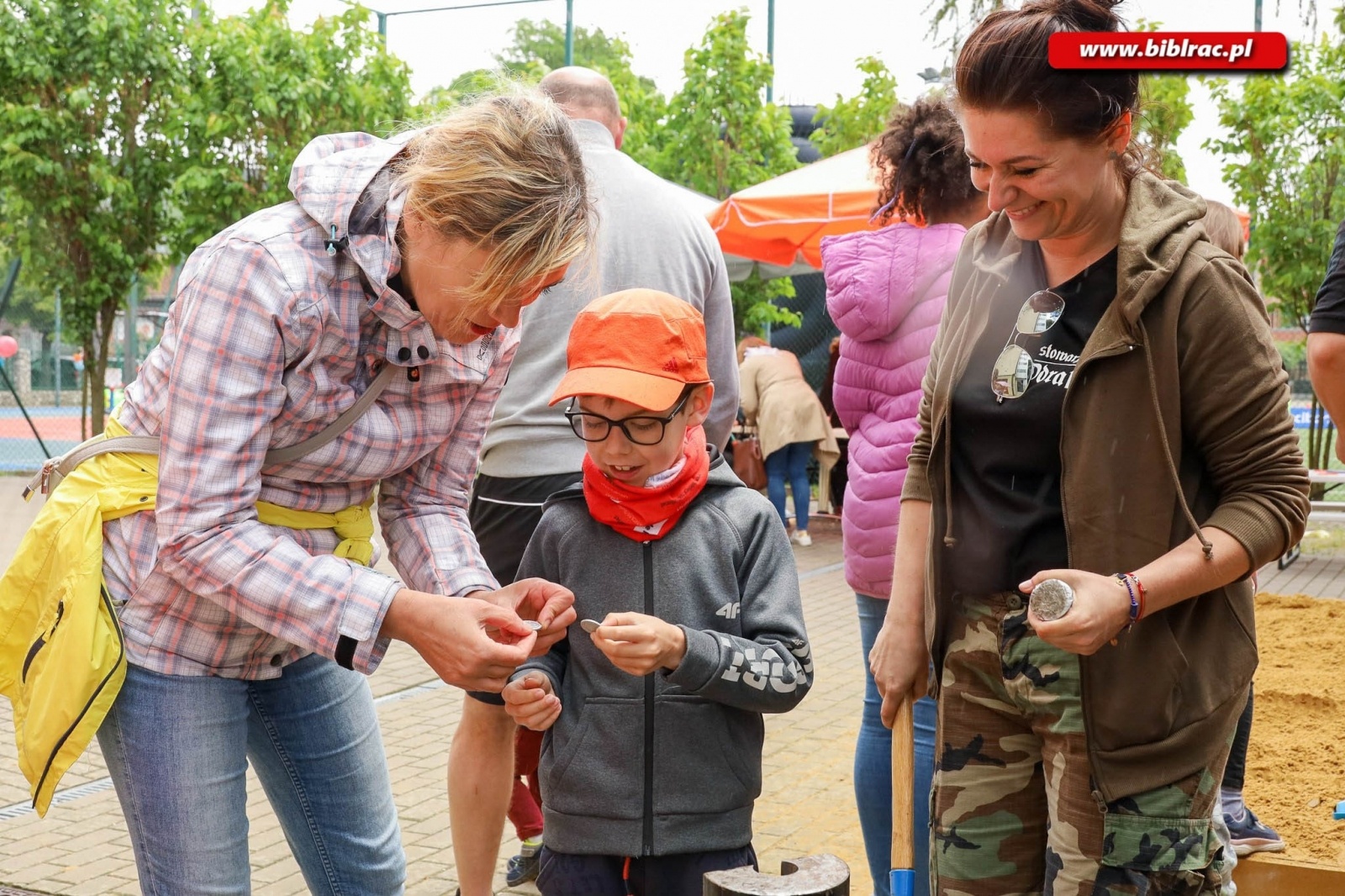 Zdjęcie w galerii na portalu naszraciborz.pl: Biblioteczny Dzień Dziecka z książką, piłką, historią i przyrodą wiadomości z regionu