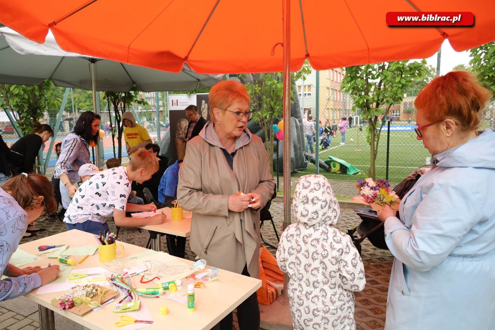 Zdjęcie w galerii na portalu naszraciborz.pl: Biblioteczny Dzień Dziecka z książką, piłką, historią i przyrodą wiadomości z regionu