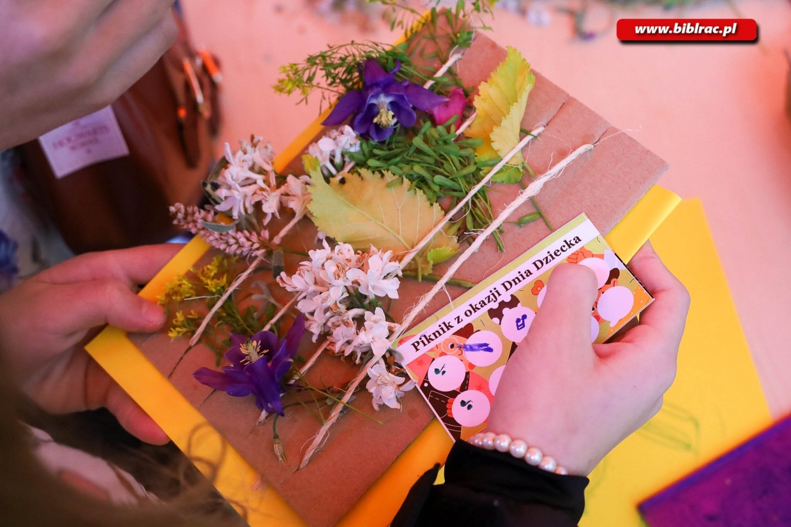 Zdjęcie w galerii na portalu naszraciborz.pl: Biblioteczny Dzień Dziecka z książką, piłką, historią i przyrodą wiadomości z regionu