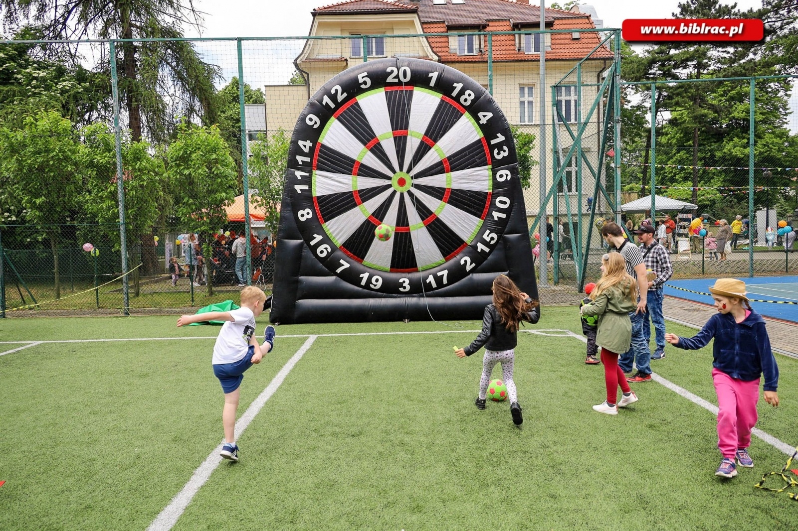 Zdjęcie w galerii na portalu naszraciborz.pl: Biblioteczny Dzień Dziecka z książką, piłką, historią i przyrodą wiadomości z regionu