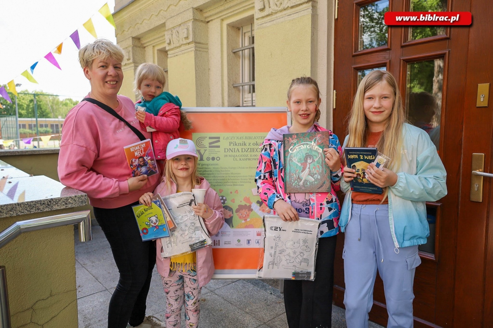 Zdjęcie w galerii na portalu naszraciborz.pl: Biblioteczny Dzień Dziecka z książką, piłką, historią i przyrodą wiadomości z regionu
