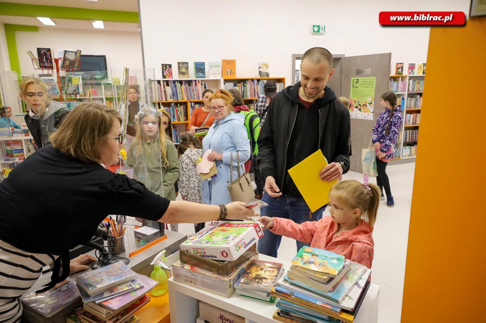 Zdjęcie w galerii na portalu naszraciborz.pl: Biblioteczny Dzień Dziecka z książką, piłką, historią i przyrodą wiadomości z regionu