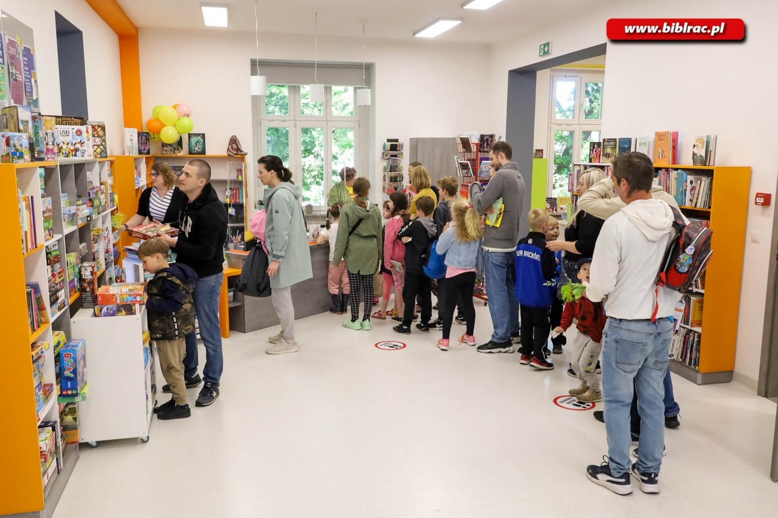 Zdjęcie w galerii na portalu naszraciborz.pl: Biblioteczny Dzień Dziecka z książką, piłką, historią i przyrodą wiadomości z regionu