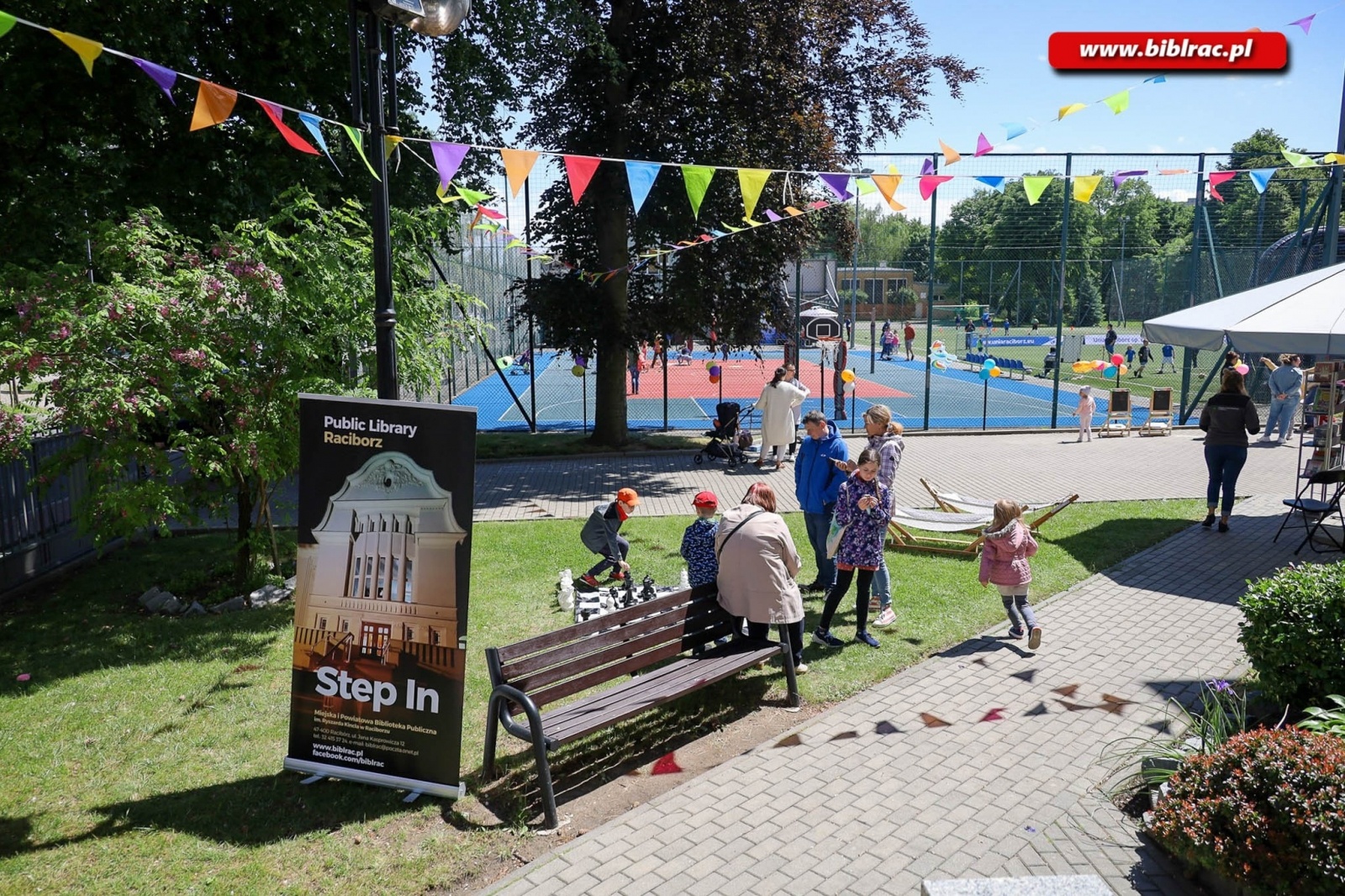 Zdjęcie w galerii na portalu naszraciborz.pl: Biblioteczny Dzień Dziecka z książką, piłką, historią i przyrodą wiadomości z regionu