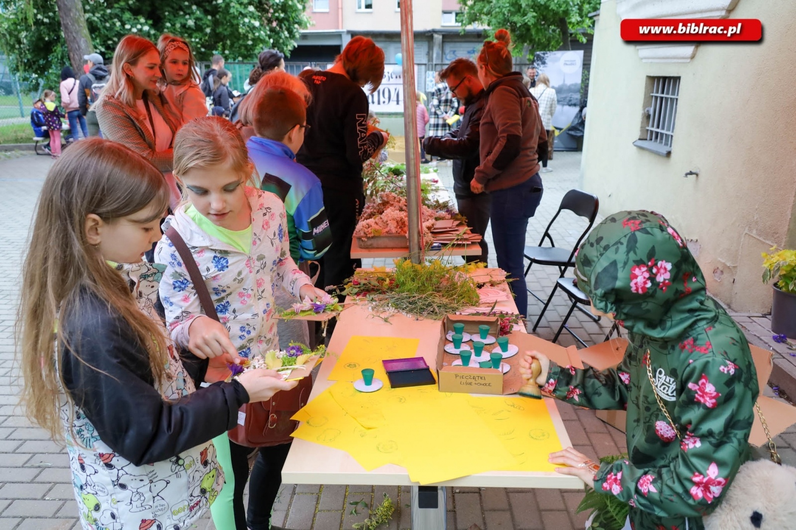 Zdjęcie w galerii na portalu naszraciborz.pl: Biblioteczny Dzień Dziecka z książką, piłką, historią i przyrodą wiadomości z regionu