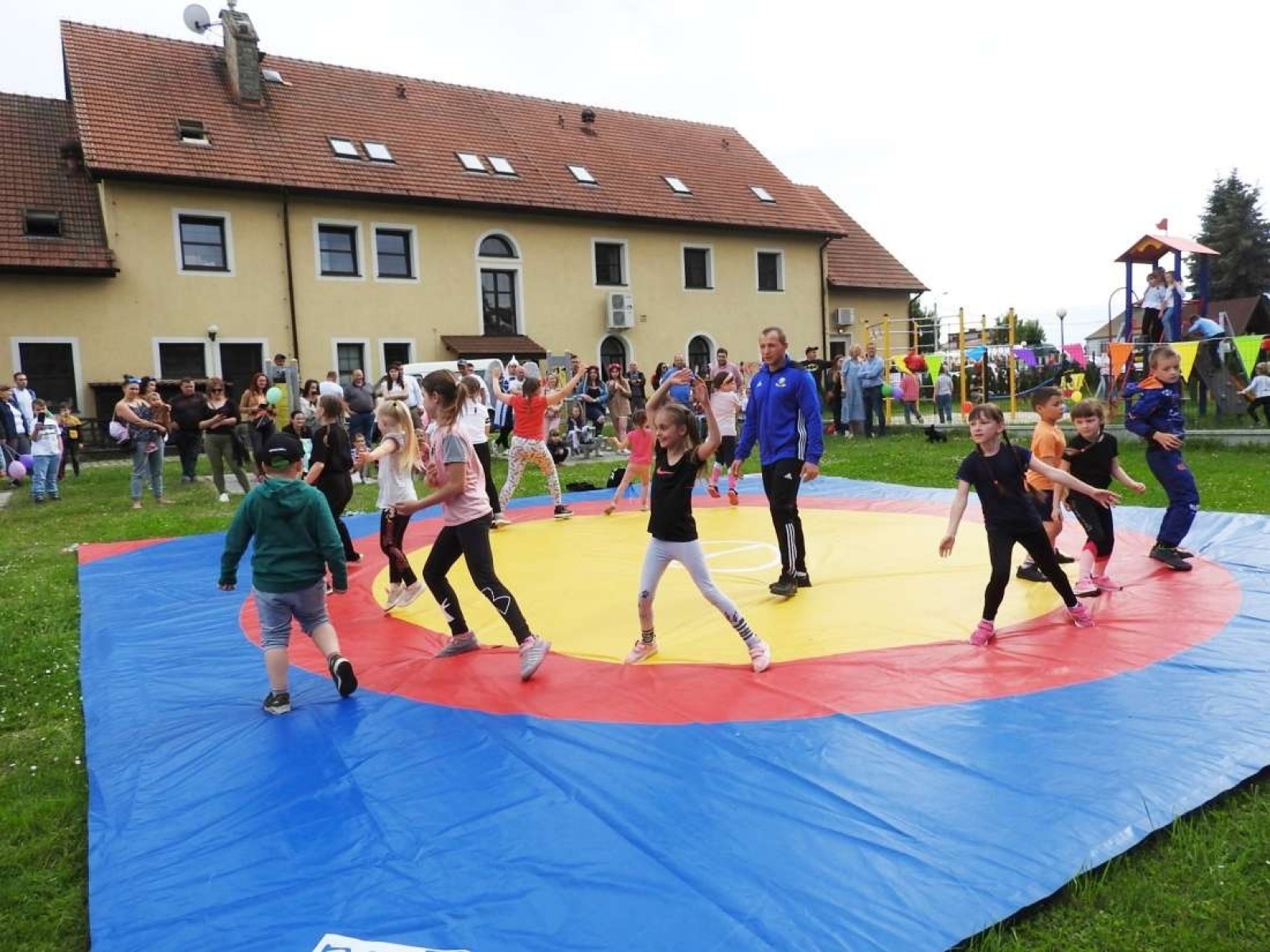 Zdjęcie w galerii na portalu naszraciborz.pl: Dzieci Dzieciom. Radosne świętowanie w Łubowicach wiadomości z regionu