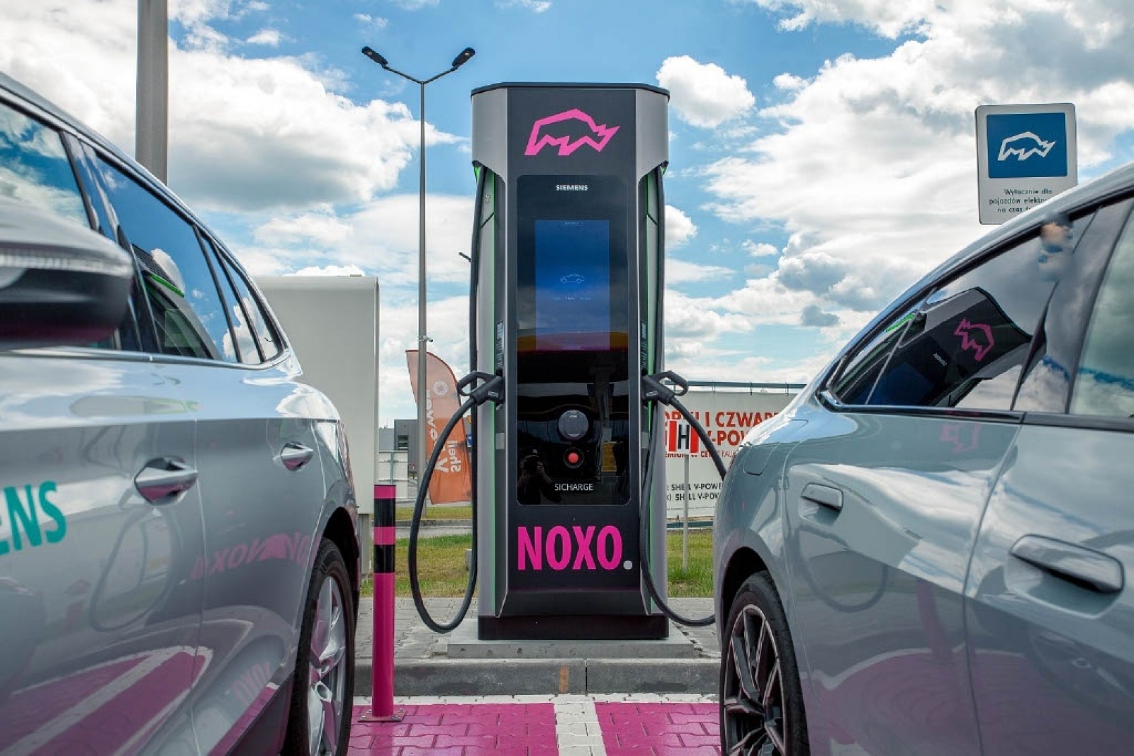 Zdjęcie w galerii na portalu naszraciborz.pl: Siemens uruchomił w naszym regionie pierwszą stację ultraszybkiego ładowania w sieci publicznej wiadomości z regionu