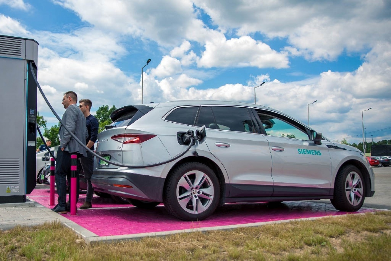 Zdjęcie w galerii na portalu naszraciborz.pl: Siemens uruchomił w naszym regionie pierwszą stację ultraszybkiego ładowania w sieci publicznej wiadomości z regionu