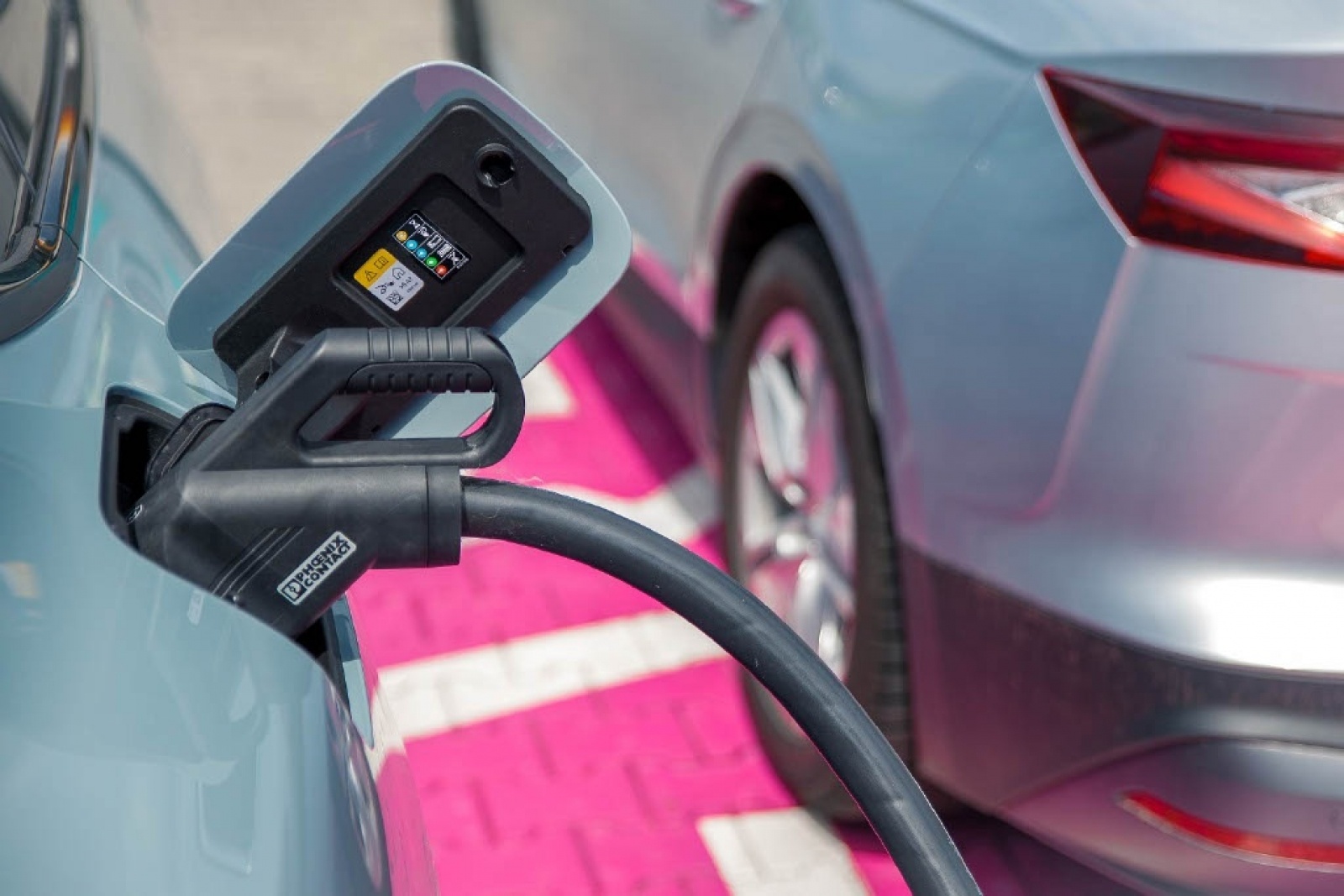 Zdjęcie w galerii na portalu naszraciborz.pl: Siemens uruchomił w naszym regionie pierwszą stację ultraszybkiego ładowania w sieci publicznej wiadomości z regionu