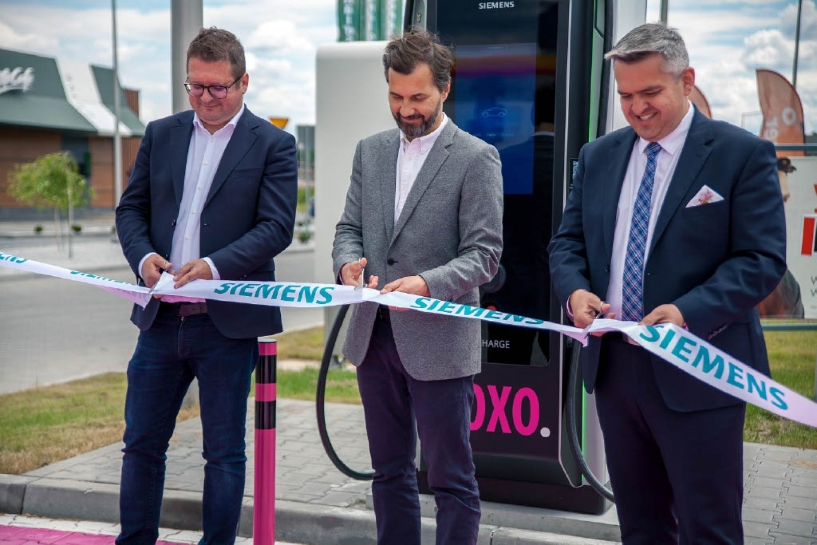 Zdjęcie w galerii na portalu naszraciborz.pl: Siemens uruchomił w naszym regionie pierwszą stację ultraszybkiego ładowania w sieci publicznej wiadomości z regionu