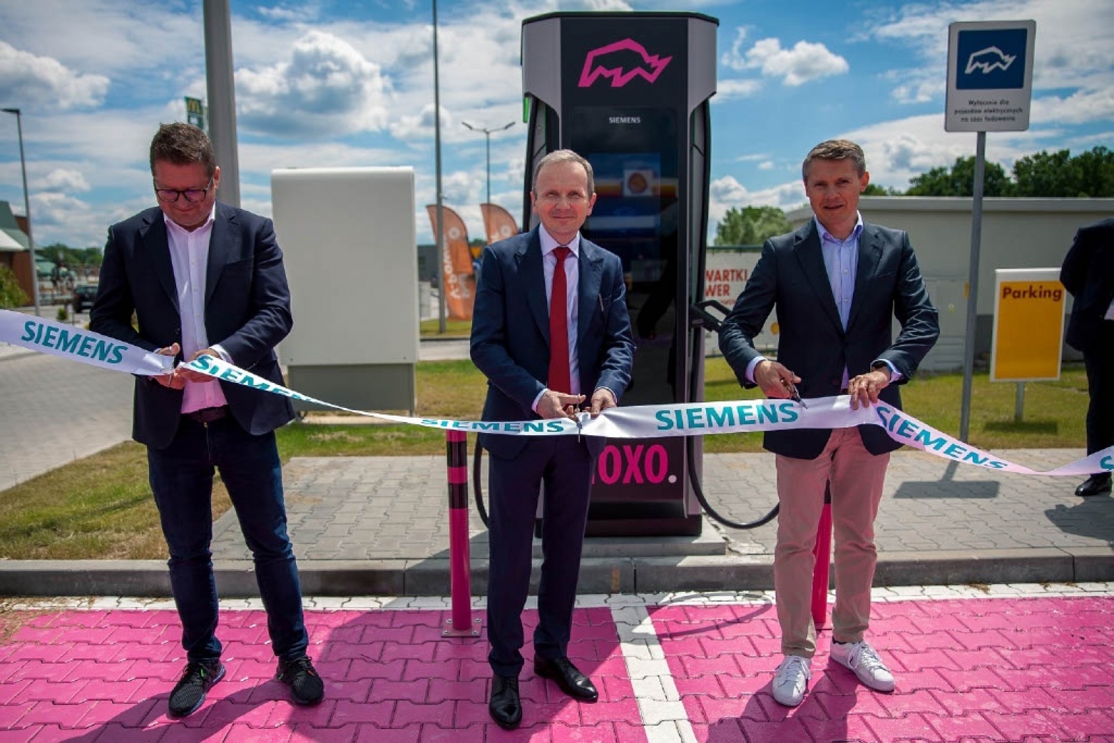 Zdjęcie w galerii na portalu naszraciborz.pl: Siemens uruchomił w naszym regionie pierwszą stację ultraszybkiego ładowania w sieci publicznej wiadomości z regionu