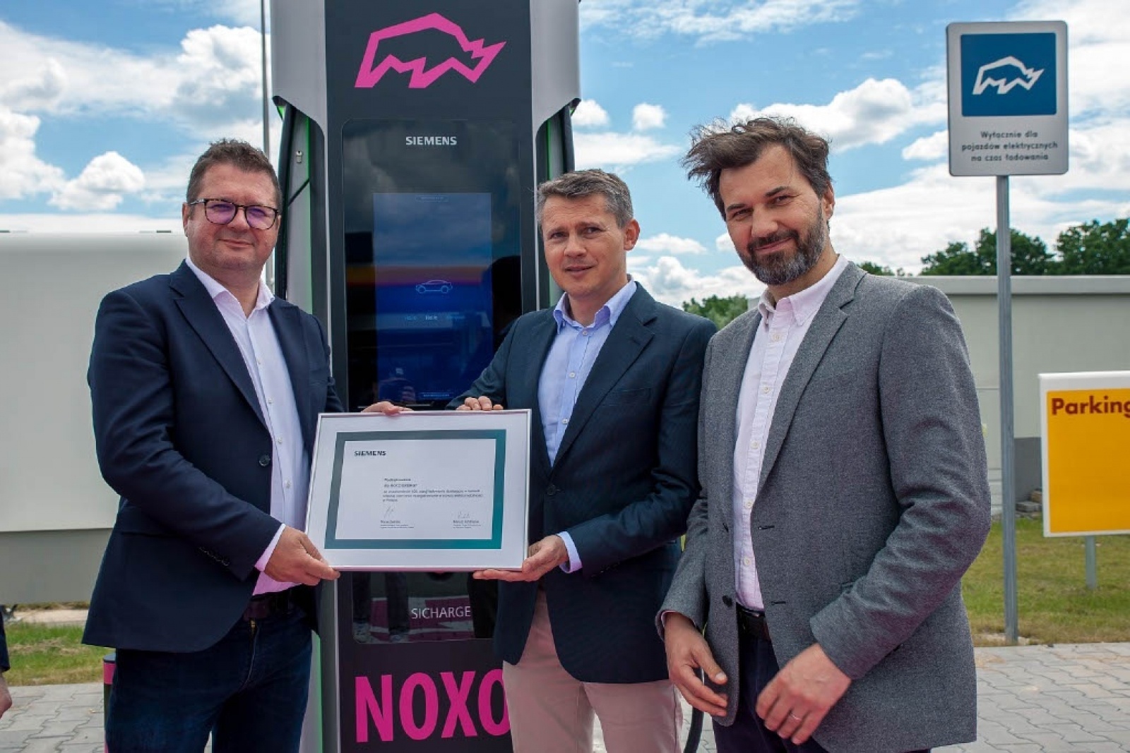 Zdjęcie w galerii na portalu naszraciborz.pl: Siemens uruchomił w naszym regionie pierwszą stację ultraszybkiego ładowania w sieci publicznej wiadomości z regionu