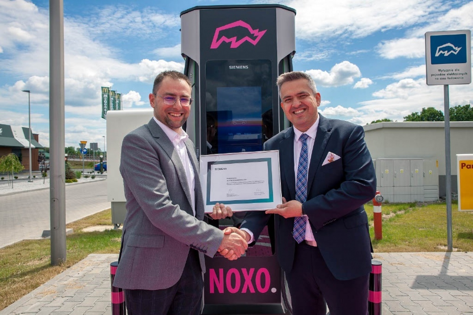 Zdjęcie w galerii na portalu naszraciborz.pl: Siemens uruchomił w naszym regionie pierwszą stację ultraszybkiego ładowania w sieci publicznej wiadomości z regionu