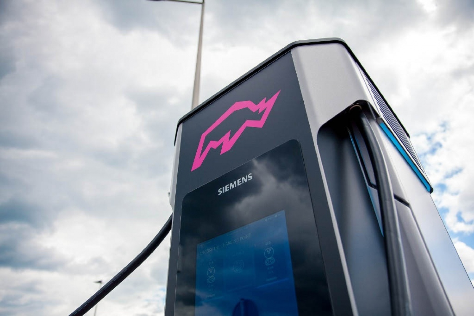 Zdjęcie w galerii na portalu naszraciborz.pl: Siemens uruchomił w naszym regionie pierwszą stację ultraszybkiego ładowania w sieci publicznej wiadomości z regionu