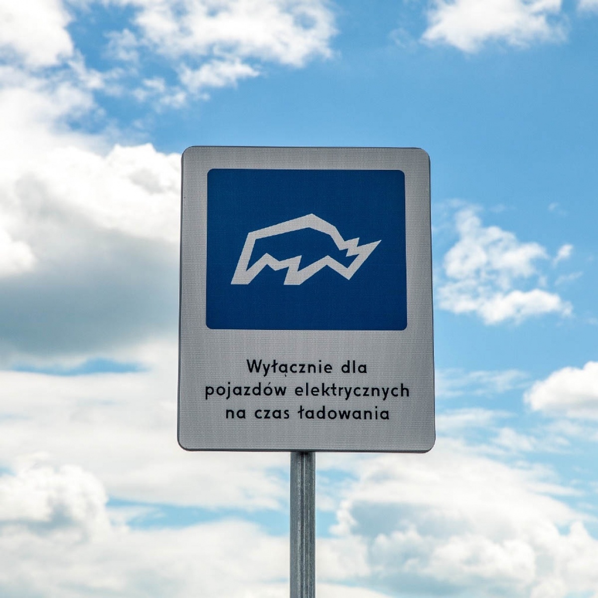 Zdjęcie w galerii na portalu naszraciborz.pl: Siemens uruchomił w naszym regionie pierwszą stację ultraszybkiego ładowania w sieci publicznej wiadomości z regionu