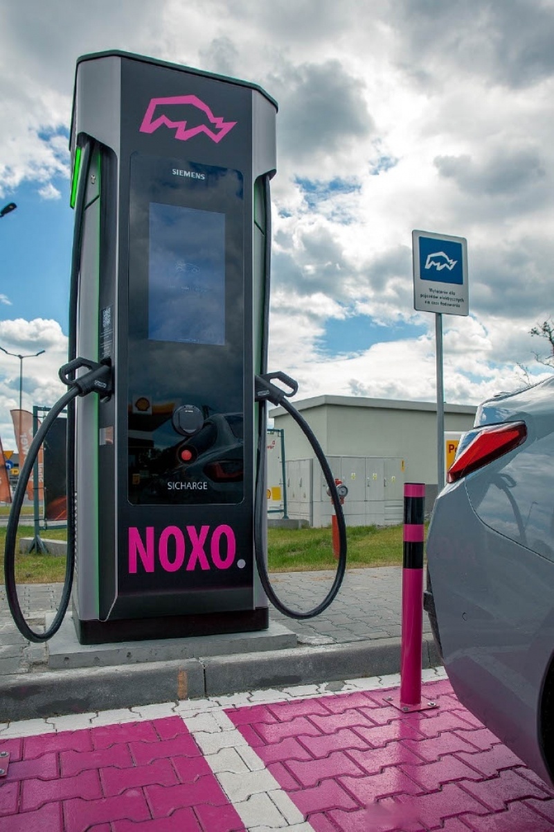 Zdjęcie w galerii na portalu naszraciborz.pl: Siemens uruchomił w naszym regionie pierwszą stację ultraszybkiego ładowania w sieci publicznej wiadomości z regionu