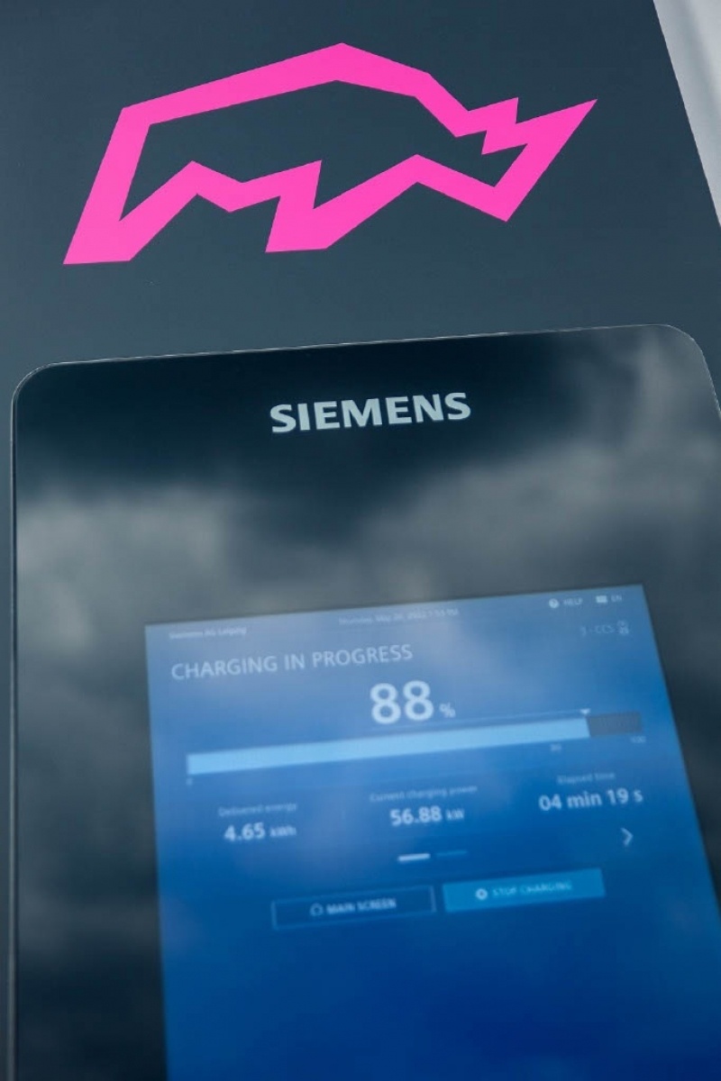 Zdjęcie w galerii na portalu naszraciborz.pl: Siemens uruchomił w naszym regionie pierwszą stację ultraszybkiego ładowania w sieci publicznej wiadomości z regionu