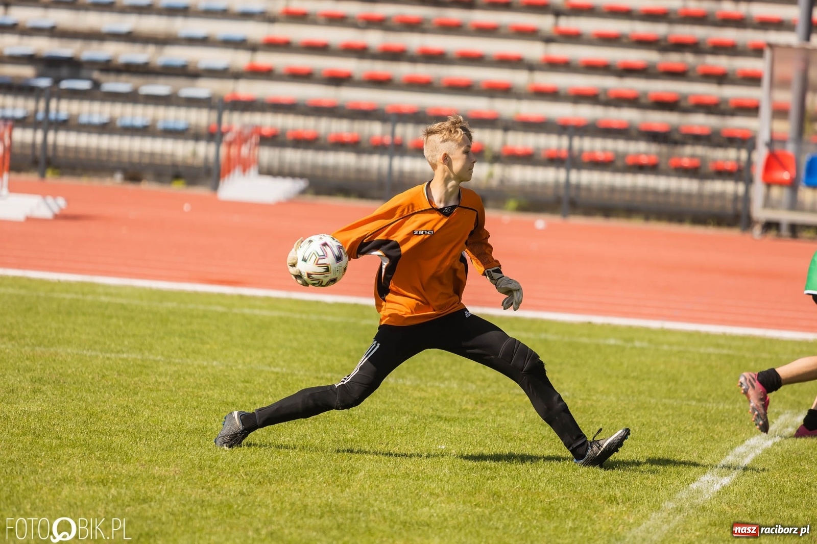 Zdjęcie w galerii na portalu naszraciborz.pl: Ósmoklasiści w walce o puchar dyrektora ZSOMS [FOTO] wiadomości z regionu