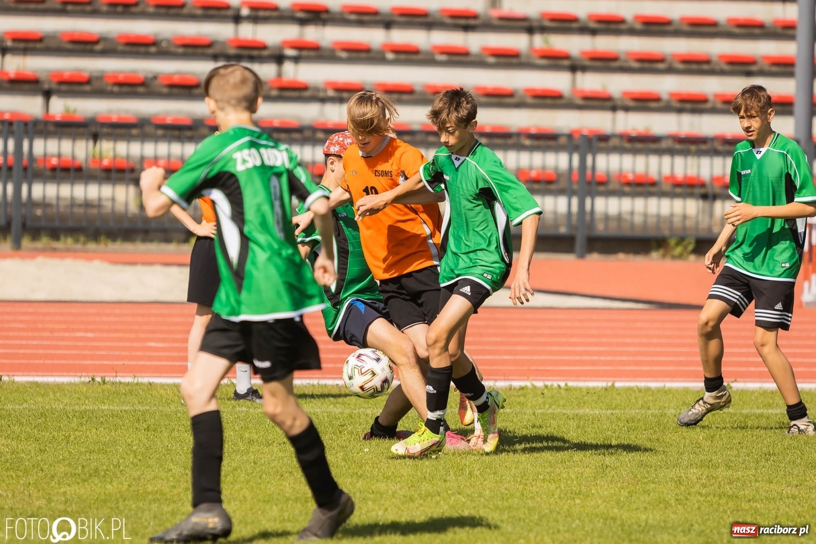 Zdjęcie w galerii na portalu naszraciborz.pl: Ósmoklasiści w walce o puchar dyrektora ZSOMS [FOTO] wiadomości z regionu