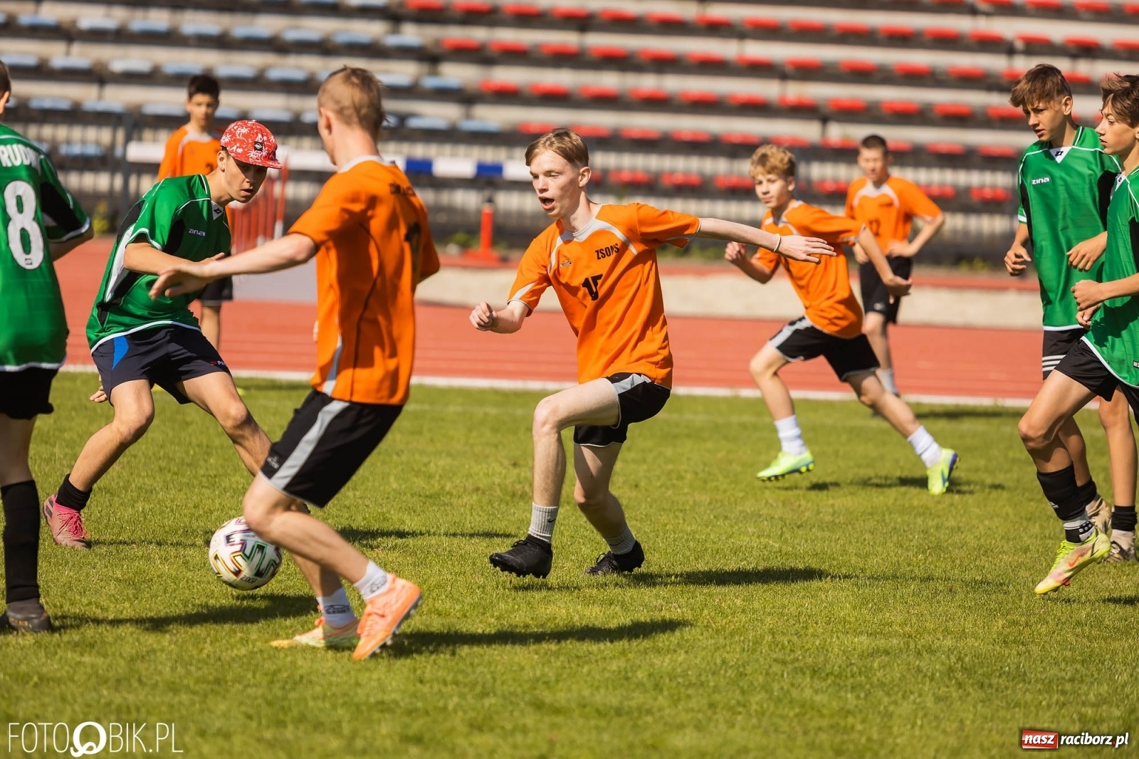 Zdjęcie w galerii na portalu naszraciborz.pl: Ósmoklasiści w walce o puchar dyrektora ZSOMS [FOTO] wiadomości z regionu