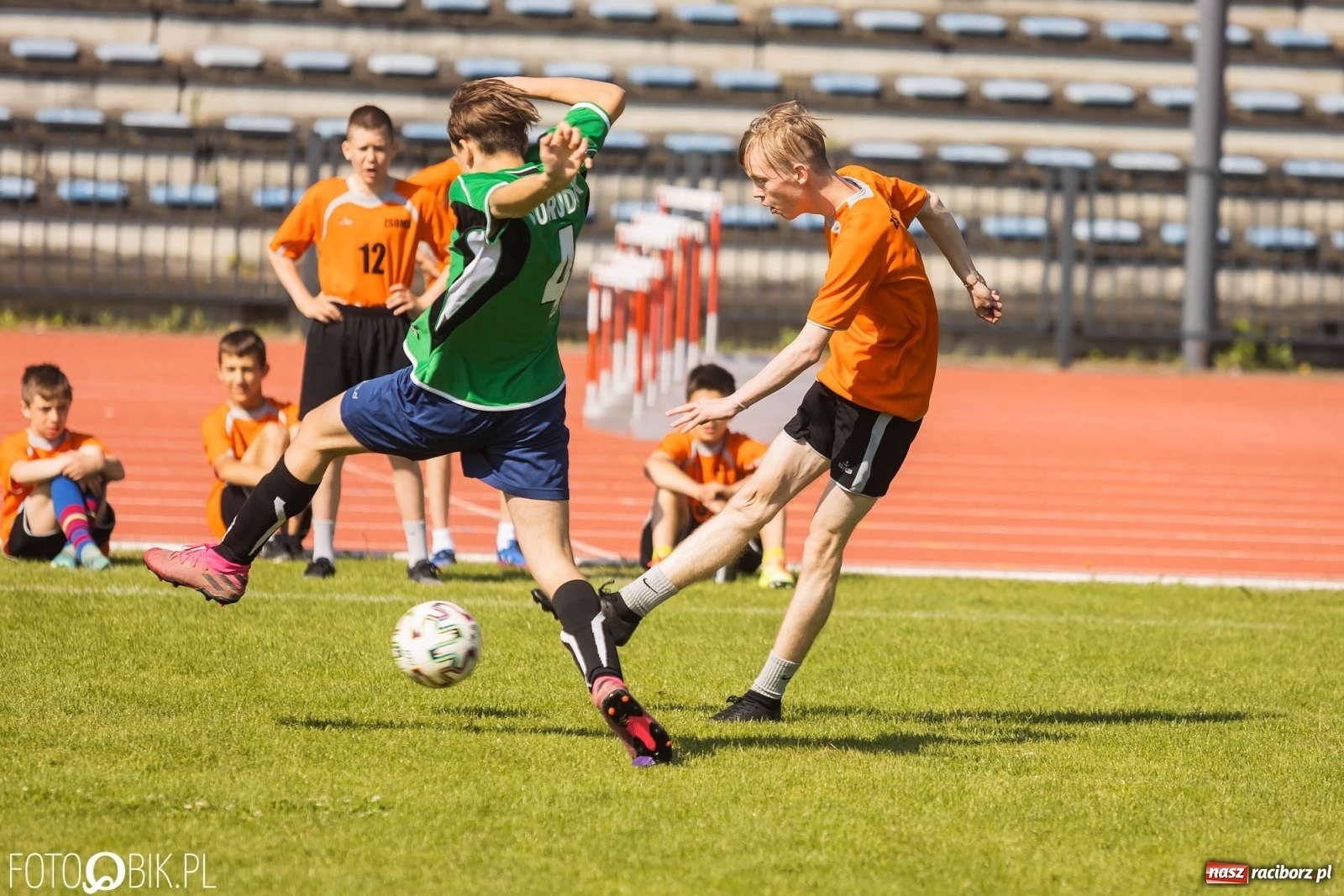 Zdjęcie w galerii na portalu naszraciborz.pl: Ósmoklasiści w walce o puchar dyrektora ZSOMS [FOTO] wiadomości z regionu