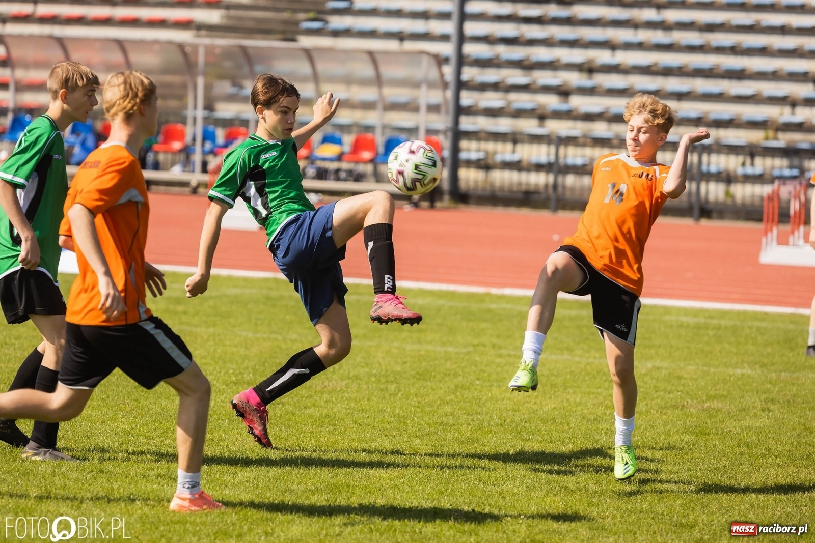 Zdjęcie w galerii na portalu naszraciborz.pl: Ósmoklasiści w walce o puchar dyrektora ZSOMS [FOTO] wiadomości z regionu