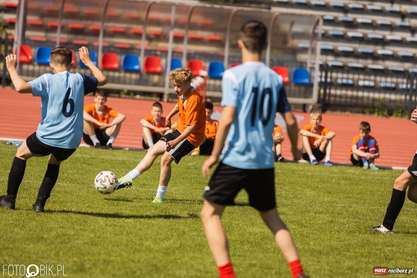 Zdjęcie w galerii na portalu naszraciborz.pl: Ósmoklasiści w walce o puchar dyrektora ZSOMS [FOTO] wiadomości z regionu