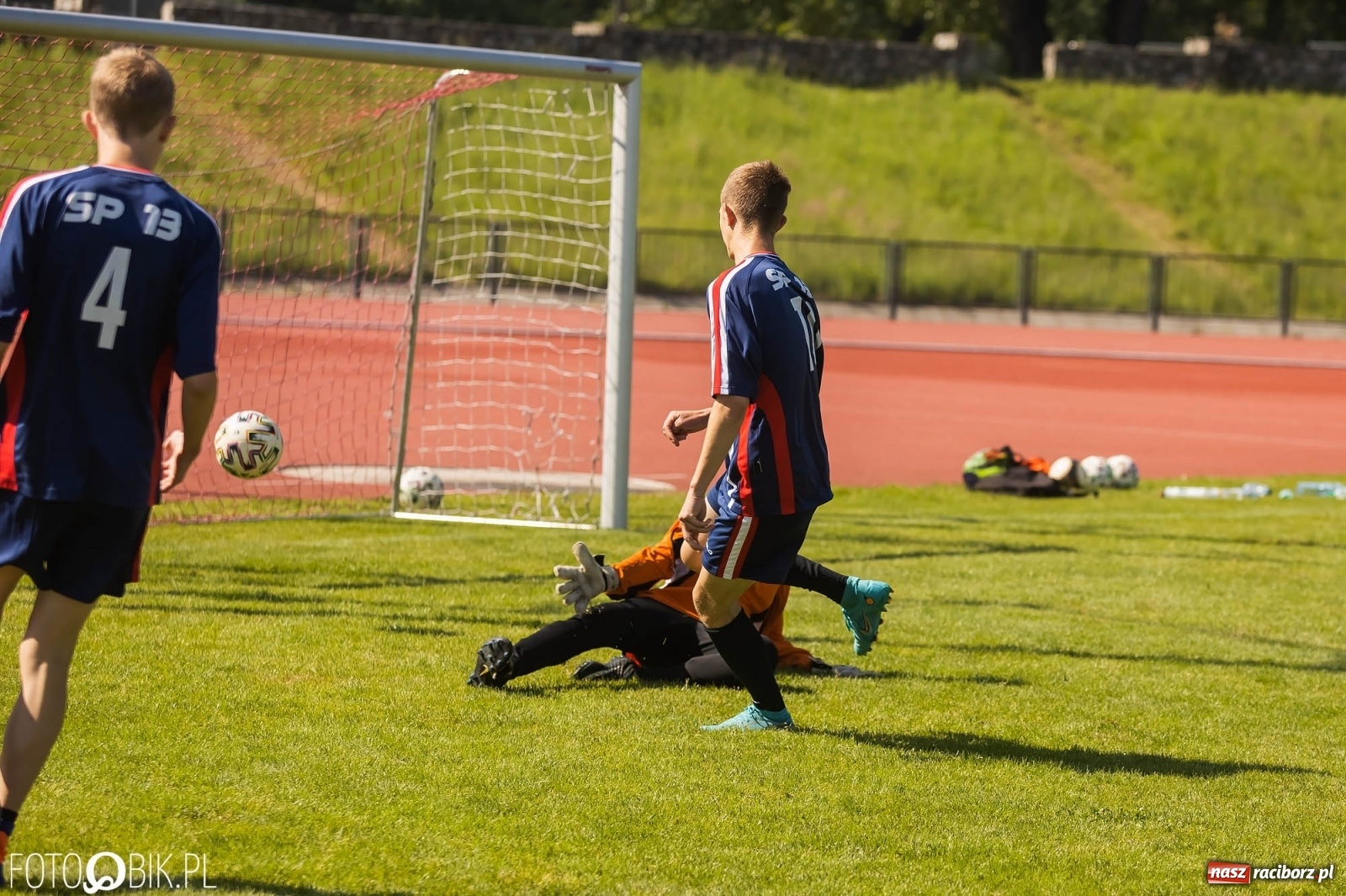 Zdjęcie w galerii na portalu naszraciborz.pl: Ósmoklasiści w walce o puchar dyrektora ZSOMS [FOTO] wiadomości z regionu