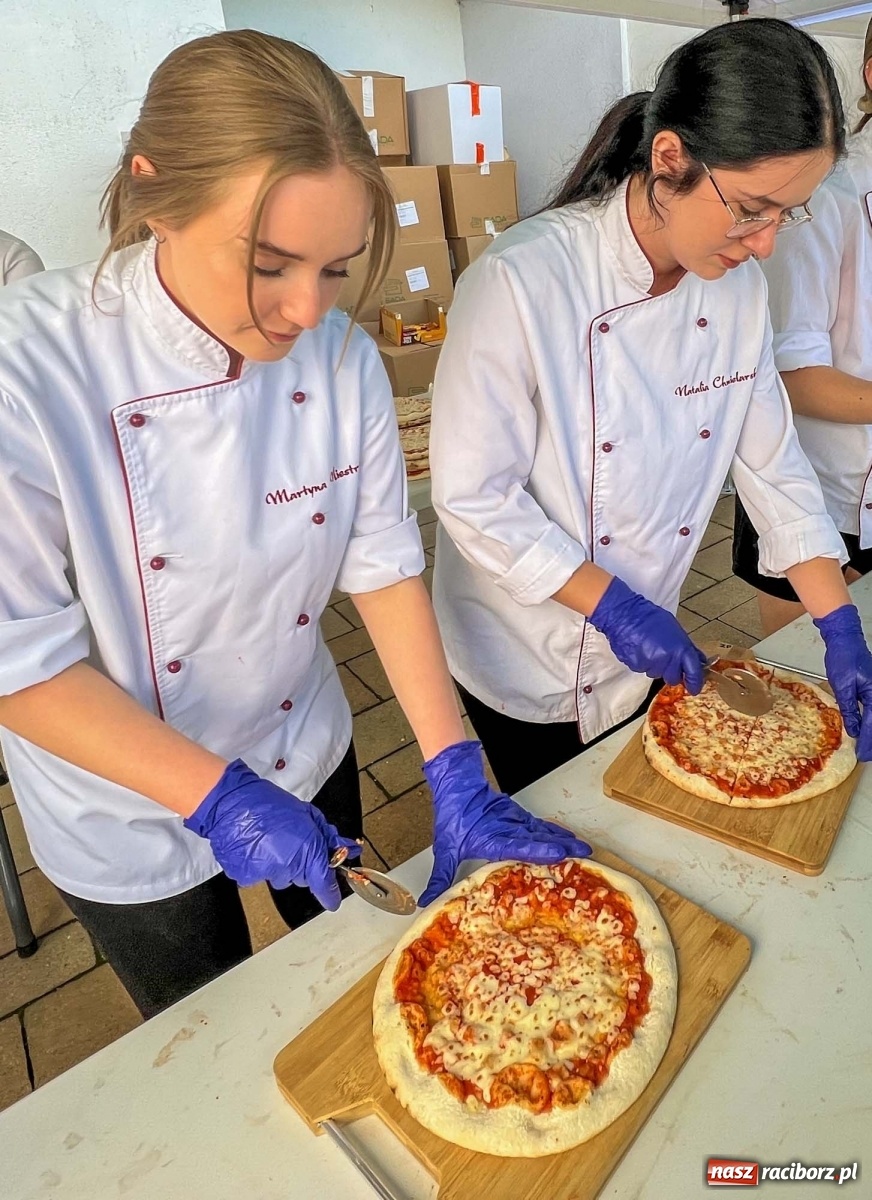 Zdjęcie w galerii na portalu naszraciborz.pl: Dziesięć tysięcy pizz gratis. Dzień Dziecka na zamku [FOTO i WIDEO] wiadomości z regionu