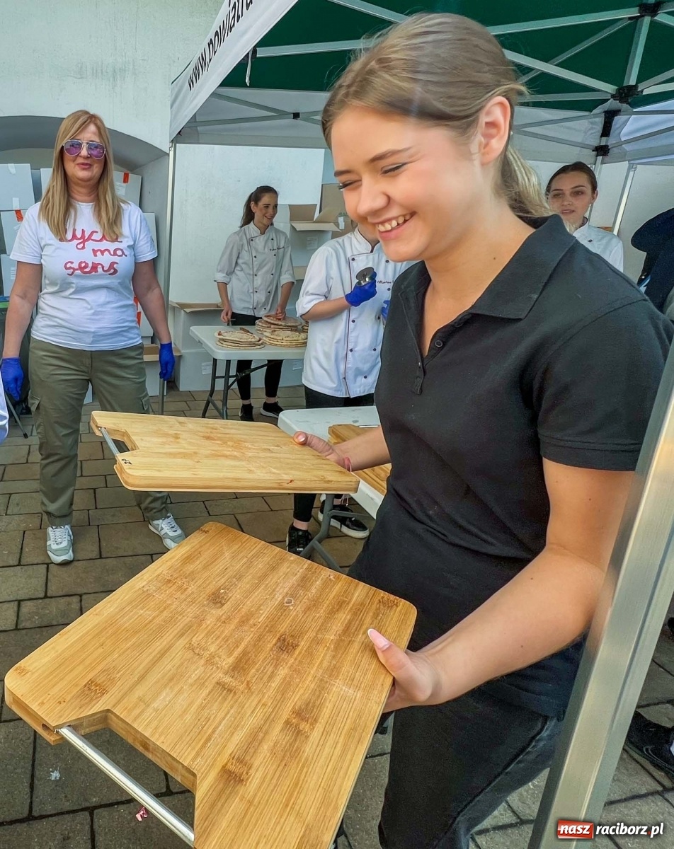 Zdjęcie w galerii na portalu naszraciborz.pl: Dziesięć tysięcy pizz gratis. Dzień Dziecka na zamku [FOTO i WIDEO] wiadomości z regionu