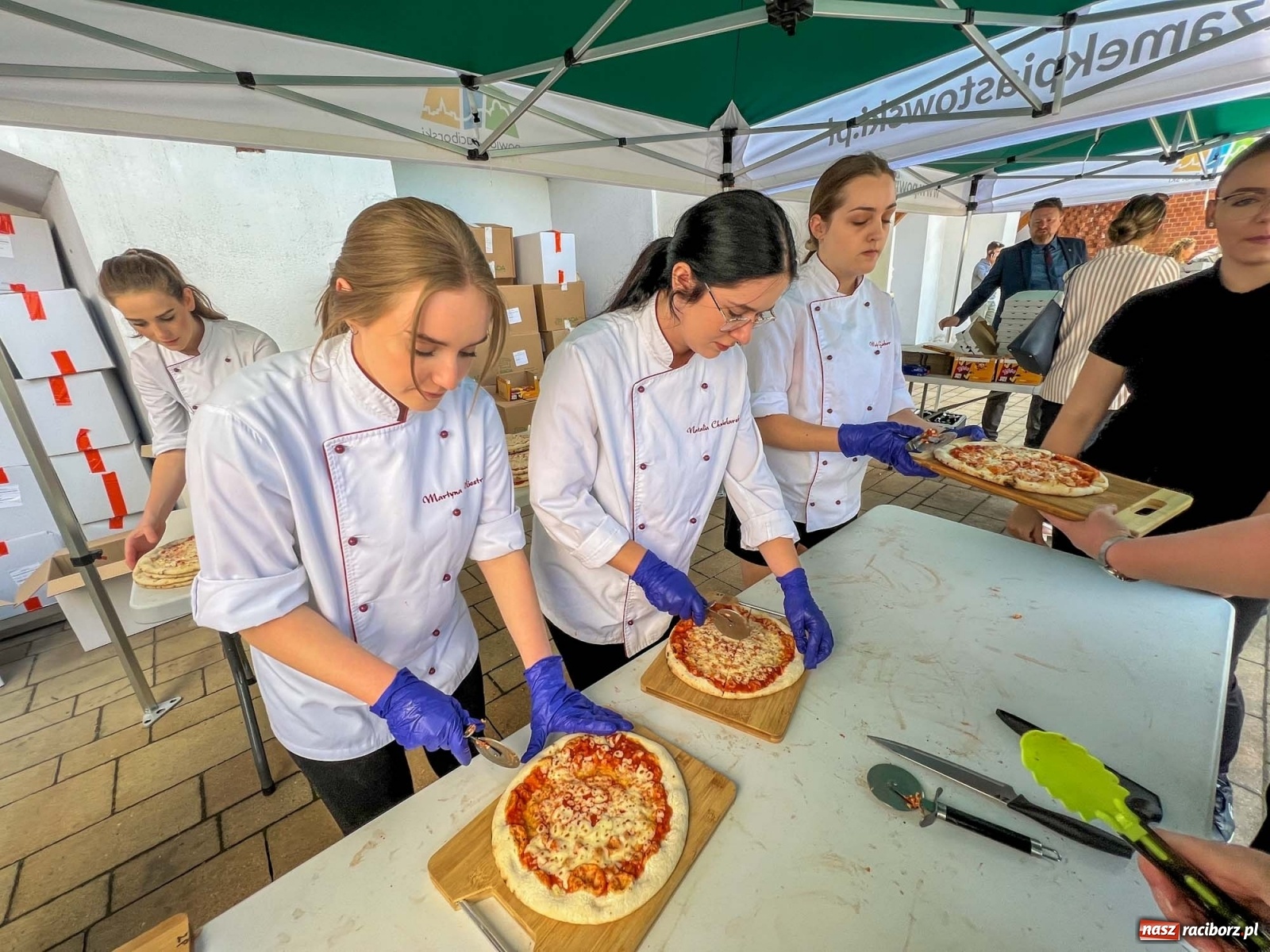 Zdjęcie w galerii na portalu naszraciborz.pl: Dziesięć tysięcy pizz gratis. Dzień Dziecka na zamku [FOTO i WIDEO] wiadomości z regionu